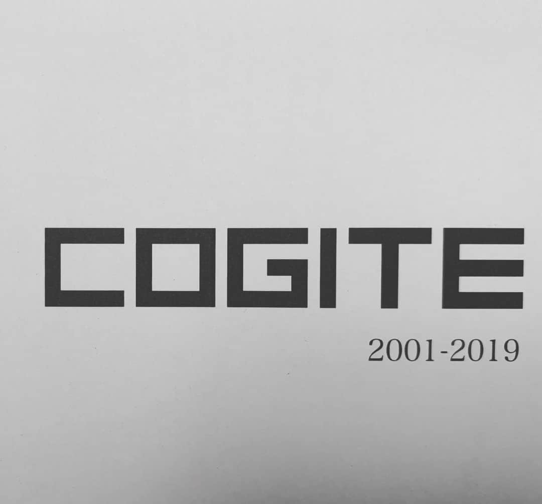 COGITEさんのインスタグラム写真 - (COGITEInstagram)「▪️設計スタッフ募集（1名）します。 ※募集は終了しました。  2001年5月起業時から18年5ヶ月の間で累計8名が入社し4名がそれぞれ独立、1名は不明（笑）、3名（8年目と7年目と5年目）が現スタッフとして働いています。 現スタッフも遅かれ早かれいづれは独立をしてゆくと思います。 独立を目指して弊社を踏み台にしてみてください。よほどのことがない限り辞めること引き留めたりはしません。 基本的には実施設計以降完成引渡しまではスタッフそれぞれがメインで私がサブという感じで進めています。 たまには基本設計を私と一緒に行うこともあります。 弊社の主な設計用途は住宅（年に10件ほど）ですが、年に数件は医療福祉施設や児童福祉施設、その他店舗等もあります。 新築が9割、増改築や内装のみなどが1割ほどです。 パソコンはmac、CADはvector worksを使っています。 模型製作は必須、必要に応じでCGもやってくれたら嬉しいです。 勤務体制はめちゃくちゃ自由です。 基本的に日曜祭日は休みです。が、プライベートな用事で時間抜けしたり、休んだりするのも自由です。 現スタッフはおおよそ9〜10時に出勤し、17時に帰宅して子守などして22時頃出てきて仕事したり、18時に帰宅したり、19時に帰宅したり様々です。締め切り前などは皆鬼のように働いてますが（笑）。 私は、朝6時前後出勤で19時から1時間ほど抜けて22時まで働いてます。 ゴールデンウイーク、お盆、年末年始ももちろんあります。 給与に関しては面談で決めるようにしています。 昇給は年1回、社会保険は完備してます。 出勤の際の駐車場ももちろんあります。  もし採用となった場合の勤務開始時期ですが、希望は2020年2〜4月頃です。 必須ではありませんので面談で取り決めさせてもらえればと思います。  ではでは面談希望の方は簡単な履歴等を記載の上、mail（　info@cogite.net　）にてお問い合わせください。 お待ちしております！  https://cogite.net/?p=11212」10月16日 19時45分 - cogite_jp