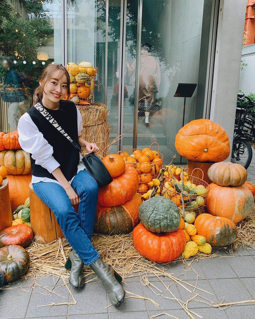 小祝麻里亜のインスタグラム：「ハロウィンシーズン🎃 ご飯は季節ものをいただいていたけど、ハロウィンの存在はすっかり忘れてました😳😳． ． ハロウィンやりますか？👻 ． 今日は今季のエレンディークのトップスを着て、2020春夏の @elendeek の展示会へ行ってきたよ❣️ 春夏もとても素敵でした🙏 ． ． ． ． ． ＿＿＿＿＿＿＿ #outfit #coordinate #look #instafashion #elendeek #tabiboots #stellamccartney #maisonmargiela #셀스타그램 #얼스타그램 #코디 #스타일링 #데일리 #데일리룩 #오오티디  #きょコ #コーデ #ハロウィン」