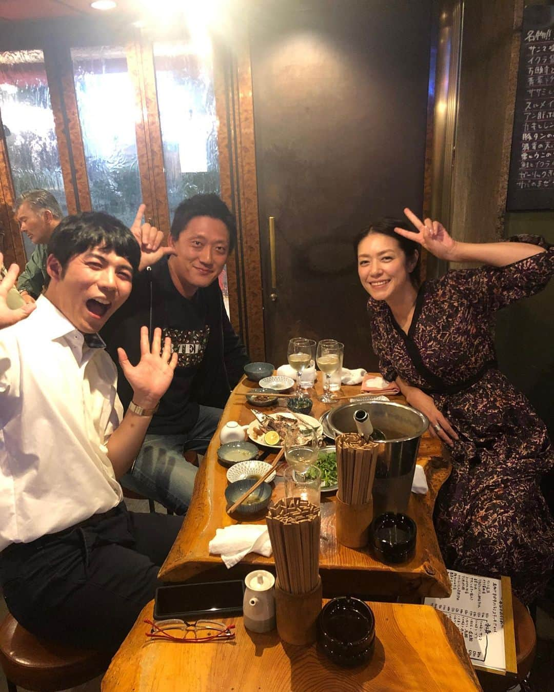 加藤紀子さんのインスタグラム写真 - (加藤紀子Instagram)「チャン カワイ君に再会した事で この春まで6年毎週一緒に過ごした名古屋仲間の名前を呼んでみたら（前の投稿）まさかの翌日、この二人に会える奇跡😃✨😃 長島弘樹（元アナウンサー）君が元気で嬉しかったし、 作家の岡さんはハワイ帰りで浮かれてて楽しかったし（お土産もありがとう😊） 名古屋で築いた時間はやはり宝だと確信しました。  #またみんなの名前呼んだら会えるかな #各々不思議じゃんけんみたいな手✊✋✌️ #笑って語って #良い仲間」10月16日 19時49分 - katonoriko