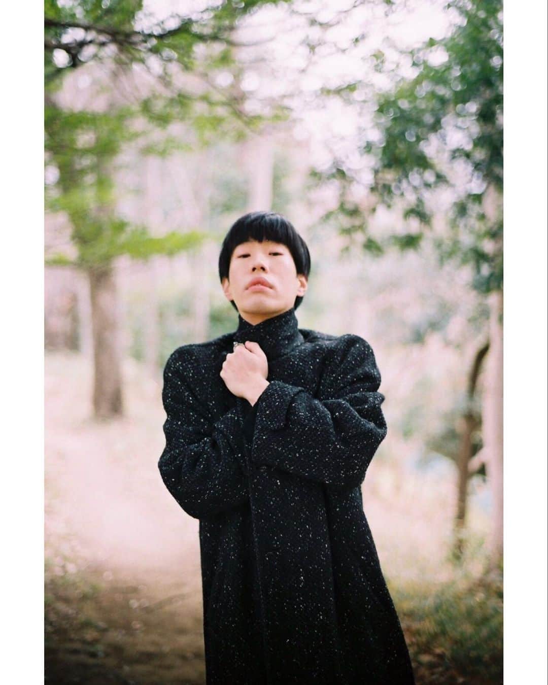 坂口涼太郎さんのインスタグラム写真 - (坂口涼太郎Instagram)「🍃ひんやり🍂 📷@koshiro_kato  #portrait #autumn」10月16日 19時50分 - ryotarosakaguchi