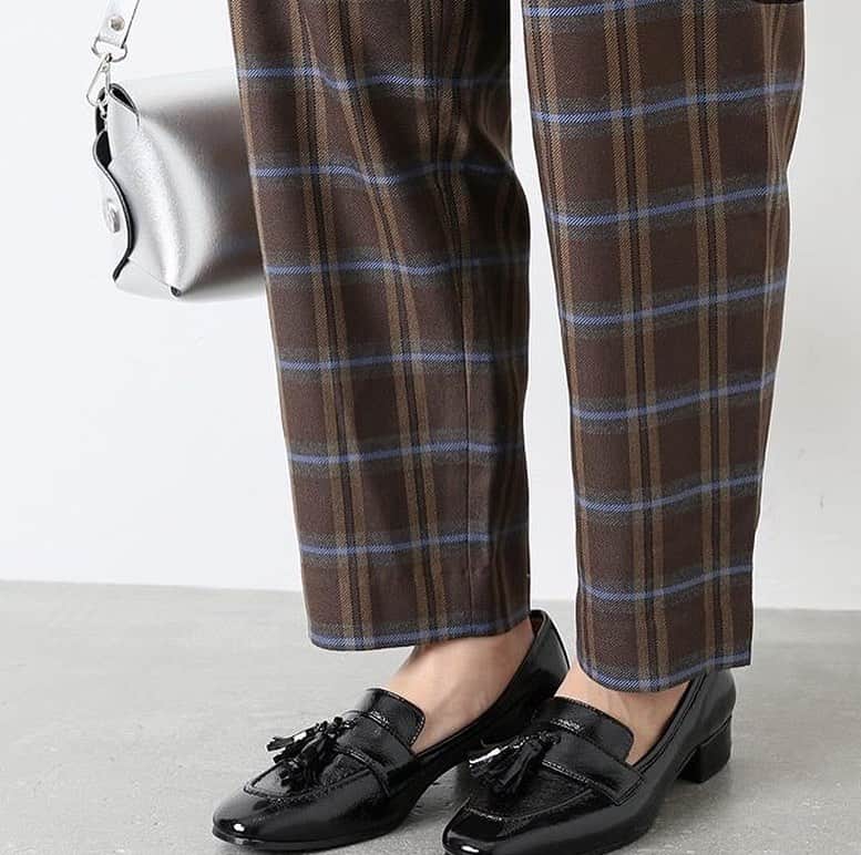 トライセクトさんのインスタグラム写真 - (トライセクトInstagram)「This week’s pick up item🛍﻿ ﻿ ﻿ ざっくりとした編み目が可愛いアラン柄ニットはコーディネートのアクセントになる1着☺︎❤︎﻿ 華奢なワンピースと合わせたりメンズライクなボトムスと合わせたり幅広いコーディネートにおすすめな万能ニットです🧶﻿ ﻿ “Aran Woollen Miles ARAN SWEATER”﻿ ￥14,500+tax No.19080463000930﻿ ﻿ ﻿ 秋のマストハブアイテム、チェックパンツ。テーパードのすっきりとしたシルエットでオンからオフまで幅広いスタイリングに活躍🍂﻿ トレンドカラーのブラウンに差し色のブルーが効いた旬な色合わせがポイントです☝️❤︎﻿ ﻿ “Highland Wool  Tapered Pants”﻿ ￥10,000+tax No.19030462806030﻿ ﻿ ﻿ #aranknit ﻿ #knit﻿ #alanwoollenmiles﻿ #taperedpants﻿ #checkpants﻿ #fashion﻿ #journalstandardrelume﻿ #baycrews」10月16日 20時03分 - baycrews