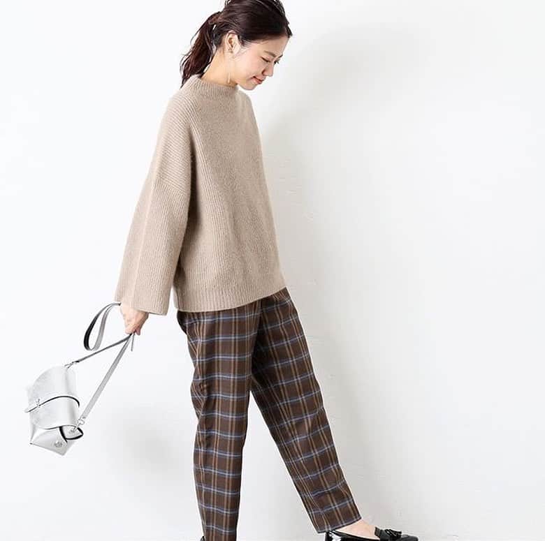 トライセクトさんのインスタグラム写真 - (トライセクトInstagram)「This week’s pick up item🛍﻿ ﻿ ﻿ ざっくりとした編み目が可愛いアラン柄ニットはコーディネートのアクセントになる1着☺︎❤︎﻿ 華奢なワンピースと合わせたりメンズライクなボトムスと合わせたり幅広いコーディネートにおすすめな万能ニットです🧶﻿ ﻿ “Aran Woollen Miles ARAN SWEATER”﻿ ￥14,500+tax No.19080463000930﻿ ﻿ ﻿ 秋のマストハブアイテム、チェックパンツ。テーパードのすっきりとしたシルエットでオンからオフまで幅広いスタイリングに活躍🍂﻿ トレンドカラーのブラウンに差し色のブルーが効いた旬な色合わせがポイントです☝️❤︎﻿ ﻿ “Highland Wool  Tapered Pants”﻿ ￥10,000+tax No.19030462806030﻿ ﻿ ﻿ #aranknit ﻿ #knit﻿ #alanwoollenmiles﻿ #taperedpants﻿ #checkpants﻿ #fashion﻿ #journalstandardrelume﻿ #baycrews」10月16日 20時03分 - baycrews