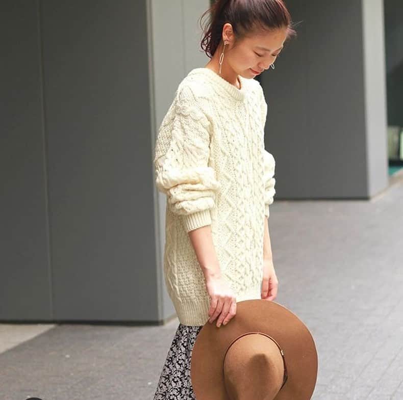 トライセクトさんのインスタグラム写真 - (トライセクトInstagram)「This week’s pick up item🛍﻿ ﻿ ﻿ ざっくりとした編み目が可愛いアラン柄ニットはコーディネートのアクセントになる1着☺︎❤︎﻿ 華奢なワンピースと合わせたりメンズライクなボトムスと合わせたり幅広いコーディネートにおすすめな万能ニットです🧶﻿ ﻿ “Aran Woollen Miles ARAN SWEATER”﻿ ￥14,500+tax No.19080463000930﻿ ﻿ ﻿ 秋のマストハブアイテム、チェックパンツ。テーパードのすっきりとしたシルエットでオンからオフまで幅広いスタイリングに活躍🍂﻿ トレンドカラーのブラウンに差し色のブルーが効いた旬な色合わせがポイントです☝️❤︎﻿ ﻿ “Highland Wool  Tapered Pants”﻿ ￥10,000+tax No.19030462806030﻿ ﻿ ﻿ #aranknit ﻿ #knit﻿ #alanwoollenmiles﻿ #taperedpants﻿ #checkpants﻿ #fashion﻿ #journalstandardrelume﻿ #baycrews」10月16日 20時03分 - baycrews