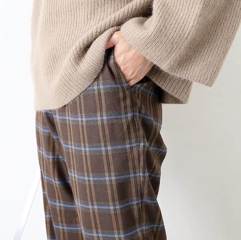 トライセクトさんのインスタグラム写真 - (トライセクトInstagram)「This week’s pick up item🛍﻿ ﻿ ﻿ ざっくりとした編み目が可愛いアラン柄ニットはコーディネートのアクセントになる1着☺︎❤︎﻿ 華奢なワンピースと合わせたりメンズライクなボトムスと合わせたり幅広いコーディネートにおすすめな万能ニットです🧶﻿ ﻿ “Aran Woollen Miles ARAN SWEATER”﻿ ￥14,500+tax No.19080463000930﻿ ﻿ ﻿ 秋のマストハブアイテム、チェックパンツ。テーパードのすっきりとしたシルエットでオンからオフまで幅広いスタイリングに活躍🍂﻿ トレンドカラーのブラウンに差し色のブルーが効いた旬な色合わせがポイントです☝️❤︎﻿ ﻿ “Highland Wool  Tapered Pants”﻿ ￥10,000+tax No.19030462806030﻿ ﻿ ﻿ #aranknit ﻿ #knit﻿ #alanwoollenmiles﻿ #taperedpants﻿ #checkpants﻿ #fashion﻿ #journalstandardrelume﻿ #baycrews」10月16日 20時03分 - baycrews