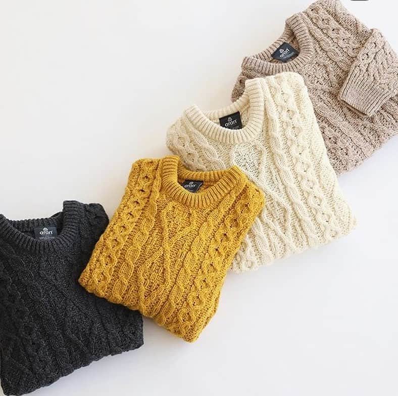 トライセクトさんのインスタグラム写真 - (トライセクトInstagram)「This week’s pick up item🛍﻿ ﻿ ﻿ ざっくりとした編み目が可愛いアラン柄ニットはコーディネートのアクセントになる1着☺︎❤︎﻿ 華奢なワンピースと合わせたりメンズライクなボトムスと合わせたり幅広いコーディネートにおすすめな万能ニットです🧶﻿ ﻿ “Aran Woollen Miles ARAN SWEATER”﻿ ￥14,500+tax No.19080463000930﻿ ﻿ ﻿ 秋のマストハブアイテム、チェックパンツ。テーパードのすっきりとしたシルエットでオンからオフまで幅広いスタイリングに活躍🍂﻿ トレンドカラーのブラウンに差し色のブルーが効いた旬な色合わせがポイントです☝️❤︎﻿ ﻿ “Highland Wool  Tapered Pants”﻿ ￥10,000+tax No.19030462806030﻿ ﻿ ﻿ #aranknit ﻿ #knit﻿ #alanwoollenmiles﻿ #taperedpants﻿ #checkpants﻿ #fashion﻿ #journalstandardrelume﻿ #baycrews」10月16日 20時03分 - baycrews