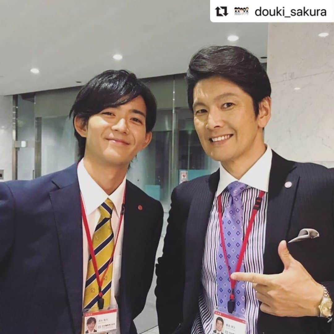 丸山智己さんのインスタグラム写真 - (丸山智己Instagram)「今夜10時から☆  よかったら見てくださいな  #Repost @douki_sakura with @make_repost ・・・ 竜星涼さん演じる菊夫くんのボス・営業部長の桑原さん😎 丸山智己さんが演じてくださっています♫ #写真は #営業部コンビ #竜星涼 #丸山智己 #2人とも180cm超え #スタイル良すぎな営業部  丸山さんはすごくいい人ですが、 桑原部長は、とても怖い人😱 どんな人かはオンエアでチェック🥳 #同期のサクラ #第2話 #10月16日 #桑原はくわはらと読む #でも桑原さん怖くて #くわばらくわばら」10月16日 19時57分 - tomomi.maruyama0327