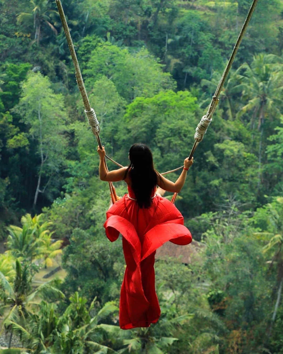 エマ（テニール・ダッシュウッド）さんのインスタグラム写真 - (エマ（テニール・ダッシュウッド）Instagram)「Bali swing!」10月16日 20時12分 - realtenilledashwood