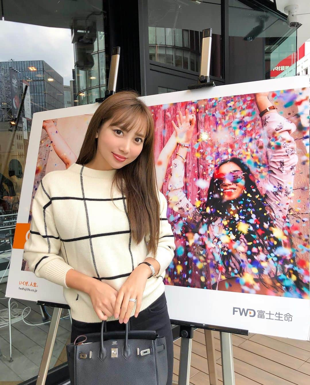 岡部あゆみさんのインスタグラム写真 - (岡部あゆみInstagram)「今日はFWD富士生命様にお招き頂き﻿ 「がんと共に生きるためのアピアランスセミナー」﻿ に参加させて頂きました。﻿ ﻿ まだあまり知られていない﻿ "アピアランスサポート制度"﻿ アピアランスサポートとは、抗がん剤による抜毛や肌荒れ浮腫などによる"外見の悩み"へのサポートの事で、私自身も今回のイベントでその様なサポートがある事を初めて知り 身体の治療だけではなく 外見のケアで前向きに治療と向き合う素敵な制度だなと思いました ﻿ 現在も乳がんと闘う元SKE48の矢方美紀さんとNPO法人の岩岡ひとみさんによるトークセッションでは、矢方さんがアピアランスサポート(医療用ウィッグなど)により前向きに治療を行えている様子などを詳しくお話をお伺いさせて頂くことができ、現在も治療中とは思えないほど力強く癌と向き合っていらっしゃるお姿を拝見し私自身もパワーを頂きました﻿ ﻿ 日本では2人に1人は癌になると言われています。決して他人事ではない本日のトークイベント。もし自分がそうなってしまったら…大切な人がそうなってしまったら。。男性も女性もこのアピアランスサポートで一人でも多く心救われる方が増えたらいいな…と心から思いました。地毛と全く見分けがつかない医療用ウィッグには驚き!!﻿ ﻿ #pr#ginzaplace#FWD富士生命#乳がん#矢方美紀#アピアランスサポート#がんと共に生きる#銀座プレイス#医療用ウィッグ」10月16日 20時08分 - ayumi_okabe