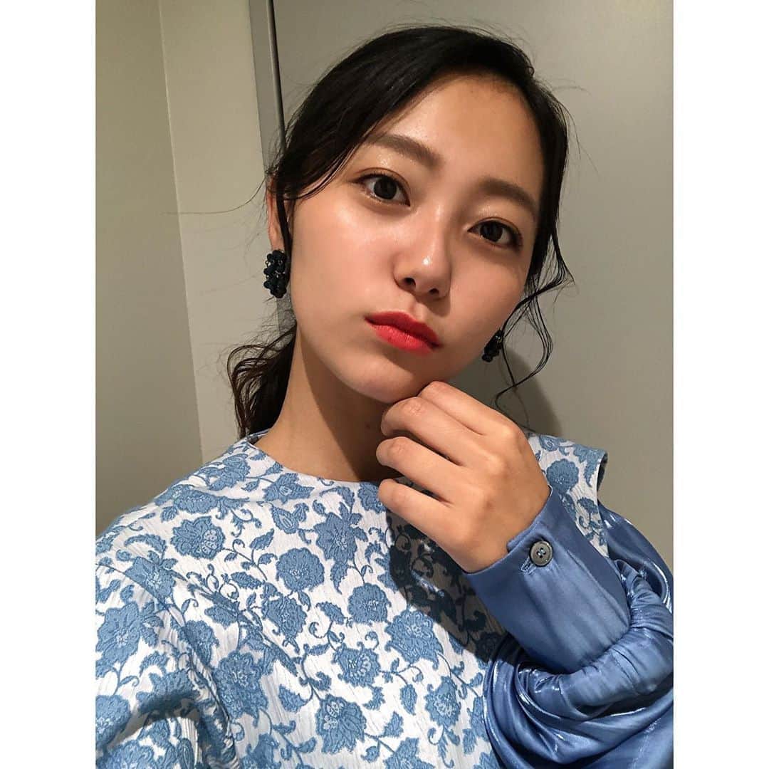 工藤綾乃のインスタグラム：「今日、喝風太郎の完成披露試写会に出演してきました 市原隼人さんはじめ監督、キャストと久しぶりにお会い出来て嬉しかったです！！😋 11/1公開です！ #アゴに手をおきがち」