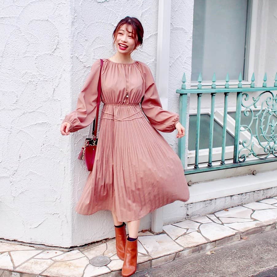 のインスタグラム：「⸜❤︎⸝〜𝚌𝚘𝚍𝚎〜⸜❤︎⸝﻿ ﻿ 今年の秋、冬でのトレンドの﻿ ブラウンやベージュなどのアースカラー﻿ 深みのあるブラウン系やボルドー、﻿ テラコッタを取り込んでコーデしたよ〜🌸﻿ ﻿ ﻿ ﻿ 同系色コーデ💗﻿ ﻿ ﻿ ﻿ 同系色コーデって難しいって言われてるけど、﻿ そんなことなく取り入れやすいから﻿ みんなもやってみてほしい♥️﻿ ﻿ ﻿ ちょっとバックにとか﻿ 靴をとかでぜんぜんありだと思う💋﻿ ﻿ ﻿ ちょっと辛めにするなら﻿ 黒のジャケットとかもありだよね(*´꒳`*)﻿ ﻿ ﻿ 羽織物によって雰囲気変えられる🙌🏻﻿ ﻿ ﻿ ちょっとしたアクセ変えるだけで、﻿ ゴールドとかシルバー系のアクセつけたらパーティーファッション荷物変える₍˄·͈༝·͈˄₎◞ ̑̑﻿ ﻿ ﻿ ﻿ ウエストで絞られてるから﻿ スタイルもよく見えて着痩せ効果もꪔ̤̮♥﻿ ﻿ ﻿ ﻿ 今回は﻿ シニヨンヘアにしてみたよ♔💗﻿ ﻿ ﻿ リクエストもらってるから早く、動画あげたいのだ😭💗﻿ ﻿ ﻿ ﻿ まだあげられなくてごめんね。。﻿ 編集がんばりますっ！！﻿ ﻿ ﻿ ﻿ この文書くのに1時間かかるの私😣💦﻿ なんでこんな書くの遅いんだろ😥💔﻿ 時間があっという間に過ぎていく∑(๑º口º๑)!!﻿ ﻿ ﻿ ﻿ ﻿ ﻿ ﻿ ﻿  #Valmuer#valmuer_official #シフォンプリーツ #まとめ髪 #シニヨンヘア #同系色コーデ #ブラウンコーデ #アースコーデ #アースカラー #お呼ばれコーデ #パーティコーデ #お呼ばれドレス #お呼ばれワンピ #お呼ばれスタイル #2019秋 #秋冬新作 #秋冬トレンド #秋ワンピース #ロングワンピース #ワンピースドレス #ヴィンテージワンピース #レトロワンピース #シンプルワンピース #お呼ばれワンピース #大人ワンピース #フリルワンピース #sサイズコーデ #たかりさスタイル」