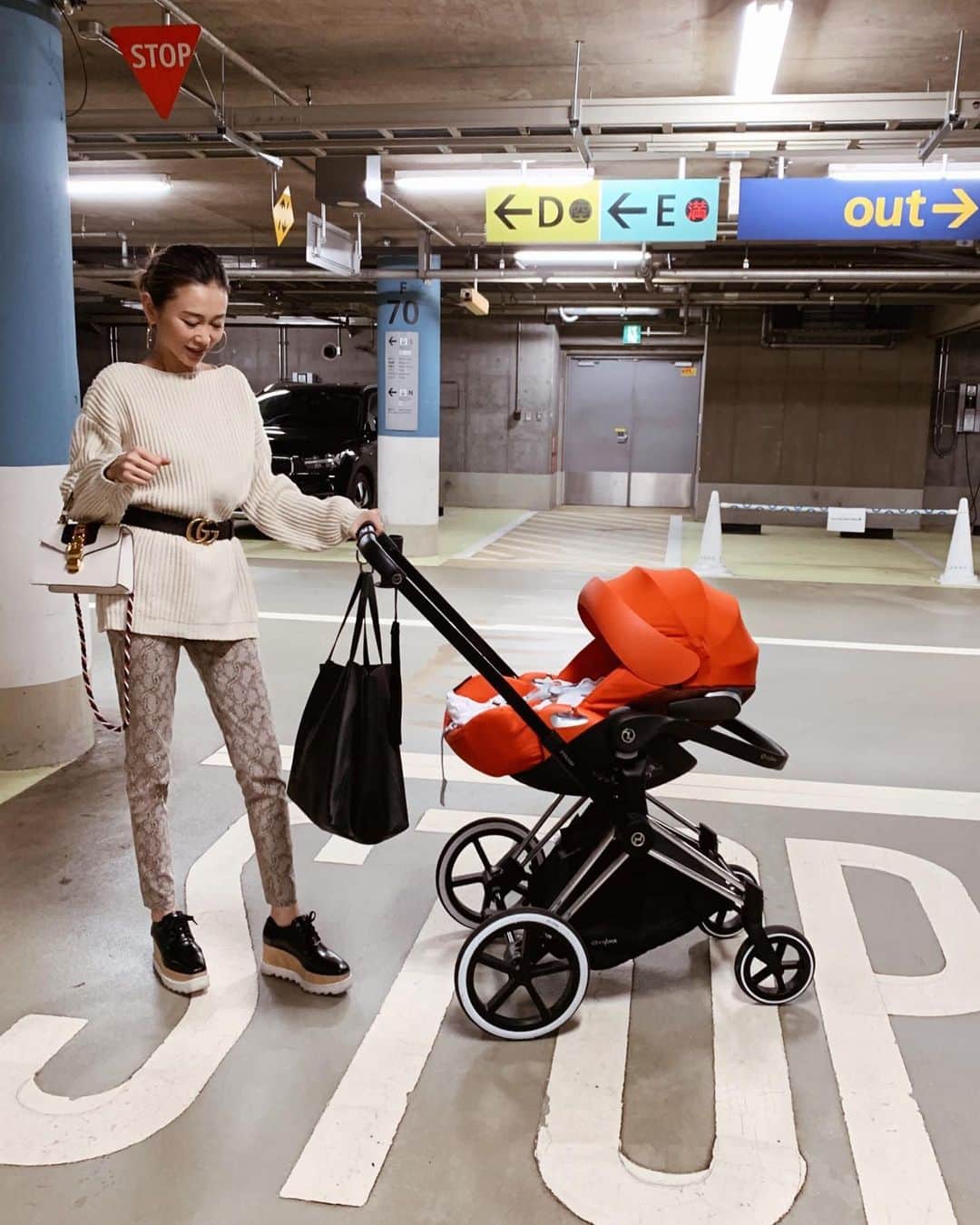 asami0510のインスタグラム：「3ヶ月検診&予防接種に行ってきました👶💉 体重は6.3㌔になって順調に成長してた🥰生まれた時のちょうど倍の体重✨ 先生にうつ伏せに転がされても何されても泣かない娘ちゃんたくましい子に育ってます😝💕 #ootd #styling #fashion #3month #baby #生後3ヶ月 #ママコーデ」