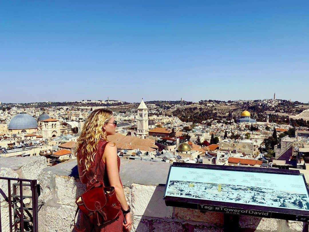 マッケンジー・モージーさんのインスタグラム写真 - (マッケンジー・モージーInstagram)「this epicenter of love and conflict and peace and grace — ancient walls that hold so much — what a powerful place 🕍⛪️🕌 . . . #Israel #Jerusalem #wander #wonder #travelphoto」10月16日 20時33分 - mackenziemauzy