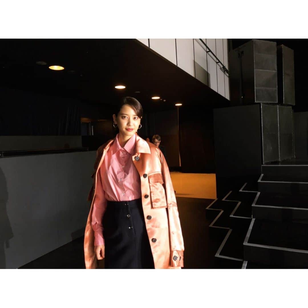 山崎紘菜さんのインスタグラム写真 - (山崎紘菜Instagram)「. Jacket&Blouse&Skirt:@cinoh_official  Styled by @g_miura_makiko  #Thanks❤︎#CINOH  #2020springsummercollection #Fashionweektokyo」10月16日 20時34分 - hirona_yamazaki