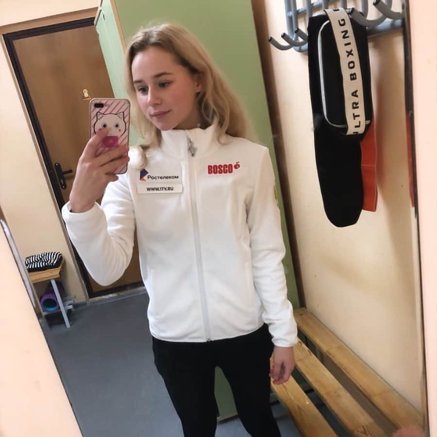 セラフィマ・サハノヴィッチのインスタグラム：「Looking sharp!  Getting excited for the Grand Prix. ⛸🇷🇺❤️ #SerafimaSakhanovich #СерафимаСаханович #TeamRussia #TeamTurenko #GoSerafima #SkateCanada2019」