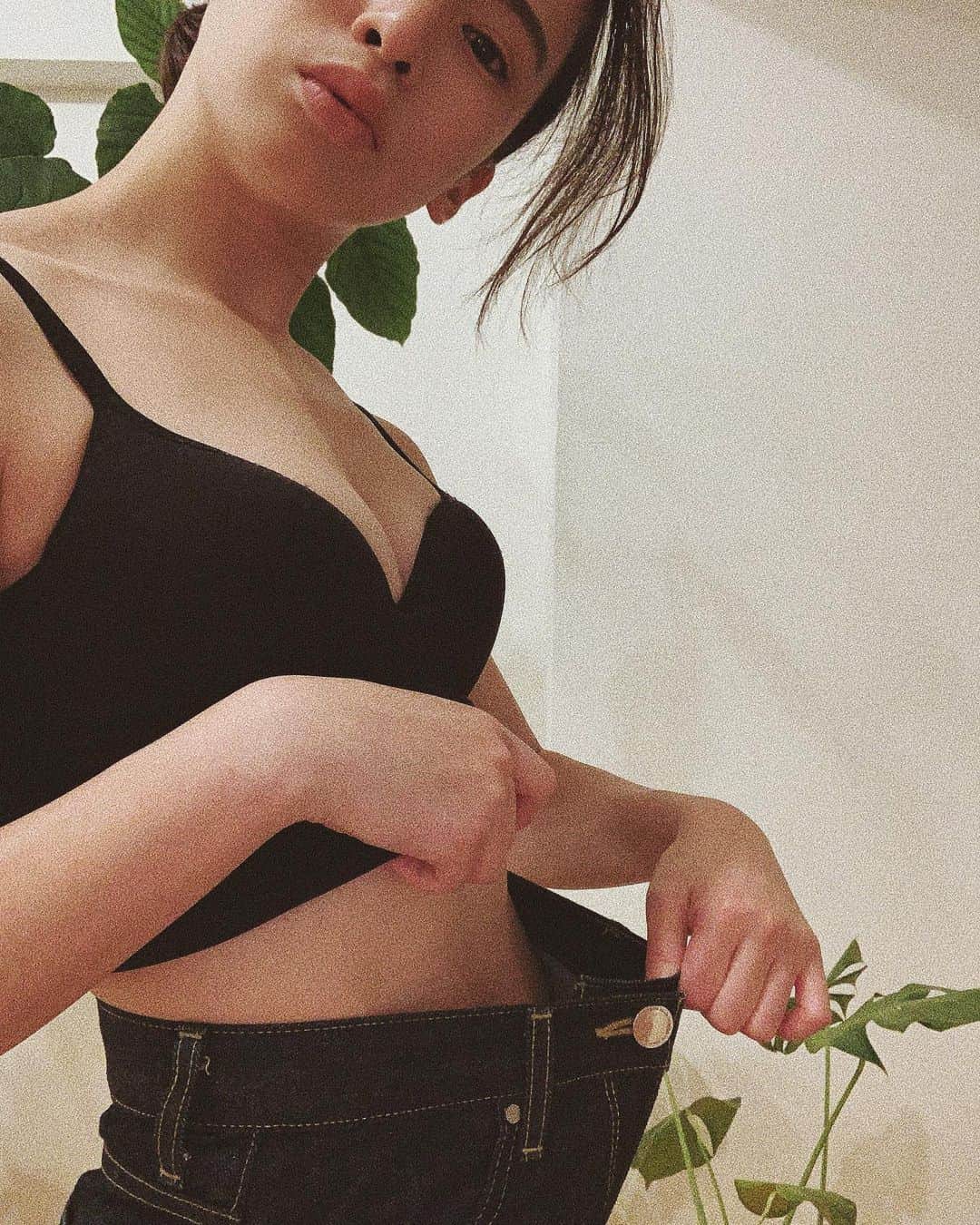 持永真実のインスタグラム：「.﻿ デブ期に買ったデニム👖﻿ ﻿ 買った時はウエスト、腰、お尻すべてがぱんぱんで履くのもボタン止めるのも一苦労だった😂笑﻿ ﻿ 今日久しぶりに履いてみたらスカスカだった😀﻿ ﻿ これは記念のデニムですね。﻿ ﻿ ﻿ ﻿ ﻿ たとえ、どん底に落っこちても諦めさえしなきゃ何度でも立ち上がれるぞ☺️﻿ と思ったのでメモ📝」