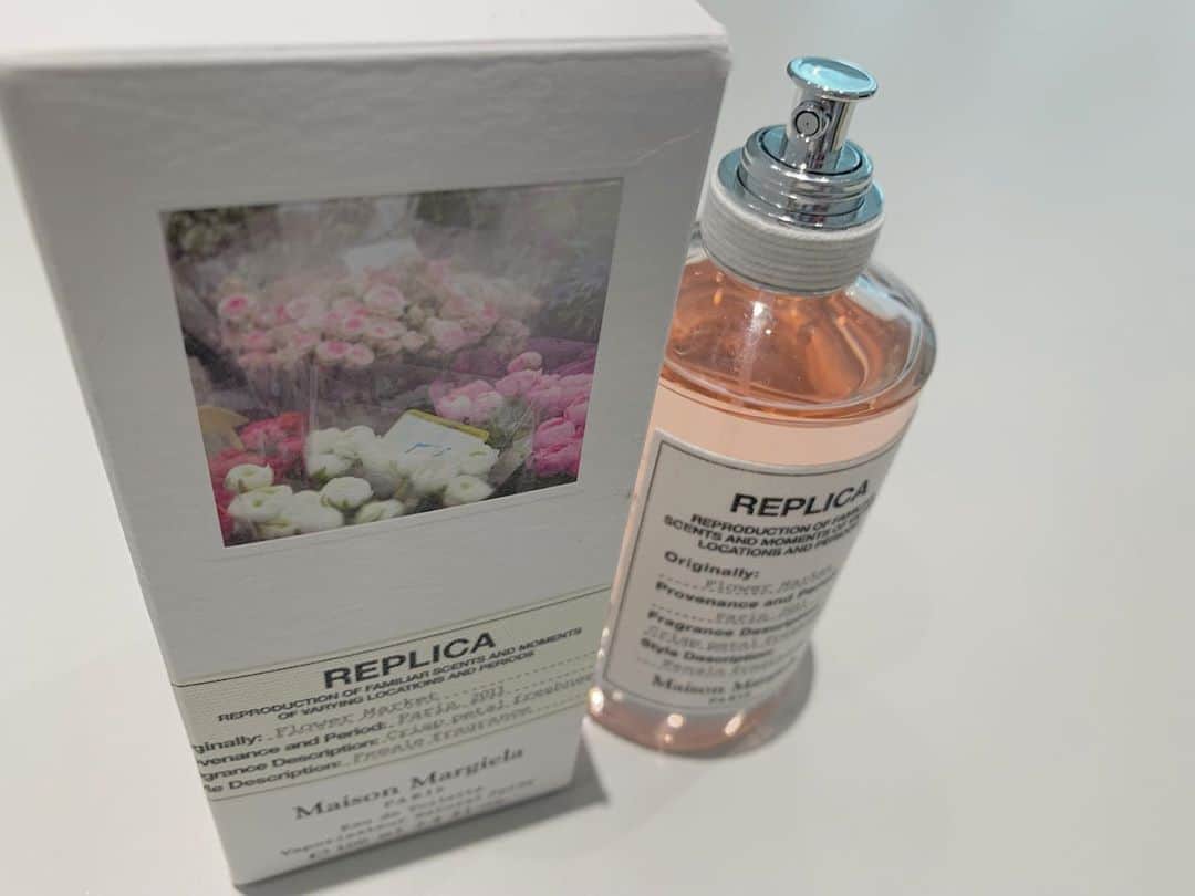 松田美里さんのインスタグラム写真 - (松田美里Instagram)「最近の香水きかれるのですがこれです  この香り好きすぎて離れられなくなった、、 フラワーマーケット❁ ちなみに頂き物なので無くなったら買おうと思ってます👏🏻🐰」10月16日 20時43分 - miri_matsuda