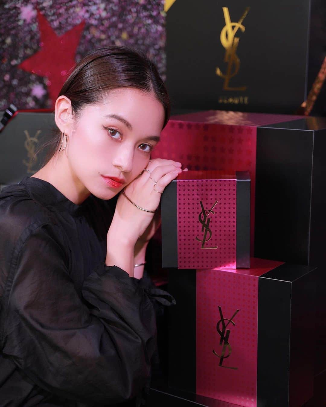 大森美知さんのインスタグラム写真 - (大森美知Instagram)「"YSL Beauty 2019 NOEL EVENT”  YSLbeauty @yslbeauty がXmasシーズン新作のNOELコレクション「HIGH ON STARS」とジェンダレスな香りが魅力の新作香水「LIBRE EAU DE PARFUME」を発売🎄…♥️🎁 星✖︎ゴールドの素敵なクリスマス限定パッケージ 限定カラーのハイライトパウダーに リップ2色塗りを体験✨💄✨ 立体感がでて肌艶が素敵に見える クリスマスメイクに…🎄♥️ _______________________________ #YSLノエル#リブレ#YSL #YSLbeauty#Xmas#コスメ #おみち美容情報#beauty」10月16日 20時45分 - michi_oomori_official