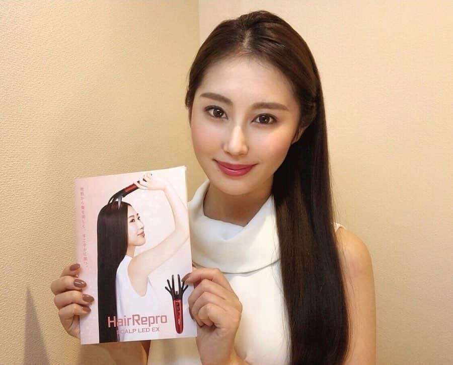 八尋莉那さんのインスタグラム写真 - (八尋莉那Instagram)「本日発売のアデランスさんの新商品🌹 『Hair Repro SCALP LED EX』の広告モデルを務めさせていただきました。 2017年の発売からイメージキャラクターを務めさせて頂いているヘアドライヤー『N Led-Sonic』に続いてこちらもアデランスさんとシャープさんが共同開発された商品です。  程よい硬さのカッサがしっかりと頭にフィットするのでとても気持ち良いです✨ 毎朝晩とドライヤーのスカルプモードでカッサを使ってマッサージしていたので、ドライ時以外にも手軽に使えるSCALP LED EXの登場が嬉しいです☺️ 軽くてコードレス仕様のため、リビングや寝室など、 電源を気にせずに頭皮ケアができます。  皆さんは頭皮や髪の為にどんなことをされていますか？ 私はアデランスさんとお仕事させて頂くようになってから頭皮のケアも行うようになりましたが、やるとやらないとでは全然違うんですよ〜😮❗️ 血行がよくなるので顔色も良くなりますし、お顔のリフトアップ効果も感じられます☺️そしてなにより長年悩んでいた頭痛から解放されました(;_;)✨ そしてこのSCALP LED EXはドライヤーと同様にプラズマクラスターが付いているのです😍 (私は何年も前からプラズマクラスターの空気清浄機ユーザーでこの機能凄く嬉しくて好き☺️) 髪をかきわけながら効率よくプラズマクラスターイオンを頭皮へ届けることができます。  ヘアドライヤーN-Led Sonicと共に本日発売されたSCALP LED EXを多くの方が使ってくださったら嬉しいです☺️ ・ ・ HairRepro SCALP LED EX 発売日 2019年10月16日(水) 本体価格 23,000円＋消費税 お取扱い 全国のアデランス、 レディスアデランスのサロン アデランス公式通販サイト http://www.aderans-shop.jp/shop/ ・ ・ 📸田中庸介さん 👗柏木作夢さん/山田たかみさん 💄山田かなさん  #ADERNS#HairRepro#SHARP #アデランス#へアリプロ#シャープ #SCALPLEDEX#NLedSonic #Beaustage#Beaustageaoyama #本日発売#新商品#かっさ#ヘアケア#頭皮ケア#広告#モデル#beauty#model#instagram」10月16日 20時49分 - rinahnna