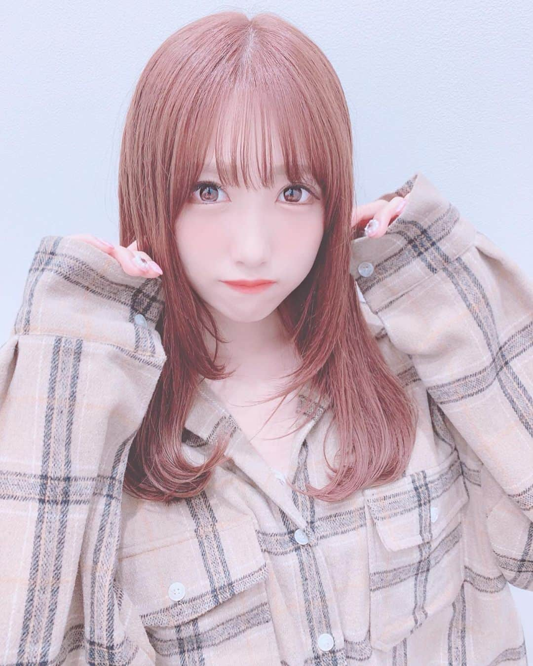 田口未彩さんのインスタグラム写真 - (田口未彩Instagram)「🎀 . . 山本さん( @yamamote_hair )に 髪の毛可愛くしてもらいました🐇💗 . . カラーも秋っぽくピンクベージュ！ 髪質改善で髪の毛もとぅるとぅるに🥺 . 3〜4枚目の写真はピンク加工してないので 色味見やすいかも！！ . . 山本さんありがとうございました💗 . . #やまモテヘア #原宿美容室 #原宿美容院 #ヘアカラー #秋ヘアカラー #ピンクベージュ #ミディアム #ロングヘアー #ストレートヘアー #ワンカール #冬ヘアカラー #原宿サロン #チェックシャツ #大きめシャツ #だぼっとコーデ #オレンジメイク #秋メイク #ピンクメイク #ピンク加工 #韓国ファッション #スタイルナンダ」10月16日 21時05分 - miiro_taguchi