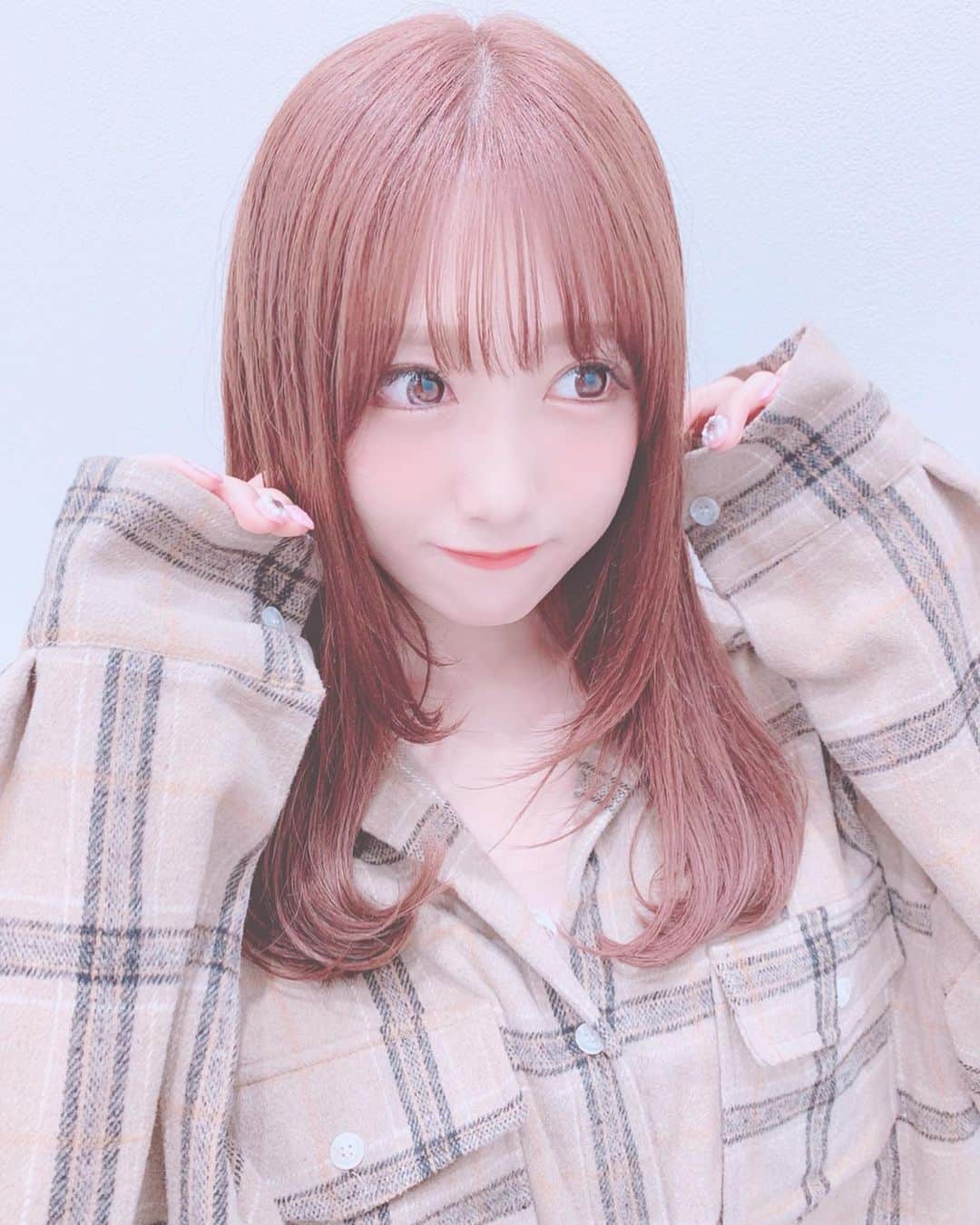 田口未彩のインスタグラム：「🎀 . . 山本さん( @yamamote_hair )に 髪の毛可愛くしてもらいました🐇💗 . . カラーも秋っぽくピンクベージュ！ 髪質改善で髪の毛もとぅるとぅるに🥺 . 3〜4枚目の写真はピンク加工してないので 色味見やすいかも！！ . . 山本さんありがとうございました💗 . . #やまモテヘア #原宿美容室 #原宿美容院 #ヘアカラー #秋ヘアカラー #ピンクベージュ #ミディアム #ロングヘアー #ストレートヘアー #ワンカール #冬ヘアカラー #原宿サロン #チェックシャツ #大きめシャツ #だぼっとコーデ #オレンジメイク #秋メイク #ピンクメイク #ピンク加工 #韓国ファッション #スタイルナンダ」