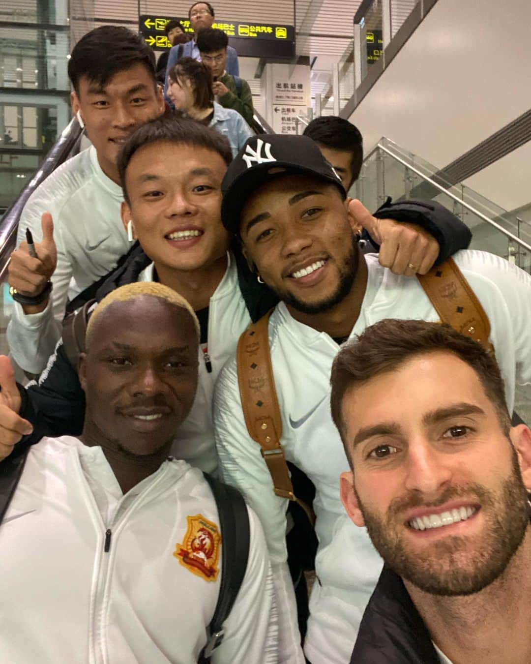 ラファエル・ダ・シルバのインスタグラム：「Vamos rapaziada ! ⚽️」