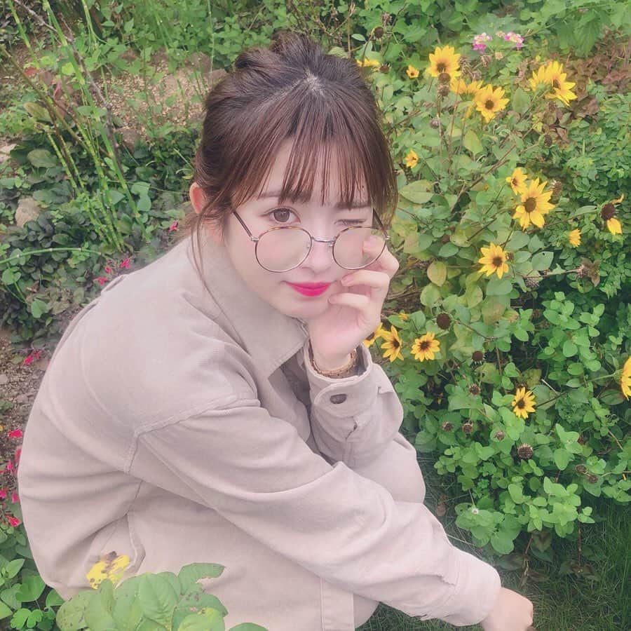 青木菜花のインスタグラム：「.﻿ .﻿ めがねっこ🤓﻿ ポニテの日でした🐰💞﻿ ﻿ みんな勉強頑張れって言って！！！！😫﻿ .﻿ .﻿ #めがね女子 #投稿 #久々 #めがねコーデ #まるめがね #ポニーテール #instalike #instagood #l4l」