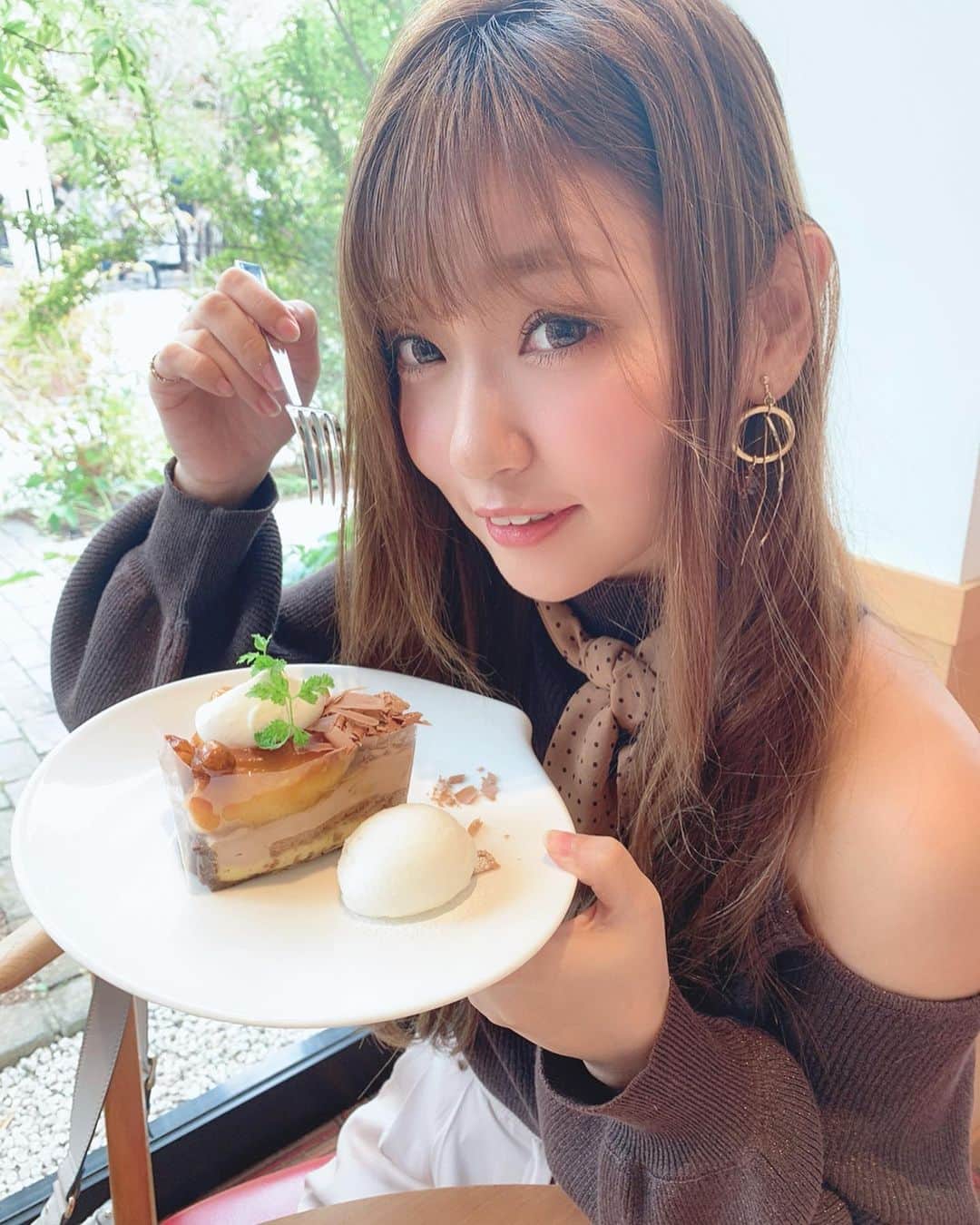 いっちゃん/嶋津 いつみのインスタグラム：「. . 久しぶりに大好きな ケーキ屋さんへ❤️ . . . いつも大人買いして カフェで大人食いしてスイーツまみれ🤔✨ . . . . . ちょっと暴飲暴食しすぎやから ダイエット頑張らないと やばい…😵😵😵💦 . . . . . #関西  #関西サロモ  #サロンモデル #サロモ #いっちゃん  #フリーモデル #関西モデル  #あざといっちゃん #かわいっちゃん #いっちゃんコーデ #ブライダルモデル #アレンジモデル #ヘアカラー  #ヘアアレンジ #ootd #撮影依頼受付中 #編みおろし会モデル . .」