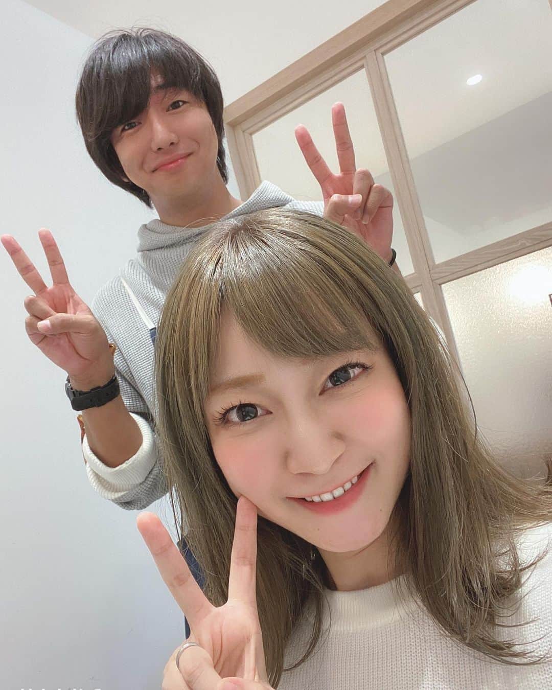 ヒラヤマンのインスタグラム：「実際写真ほどは明るくないよ！なりたい色になってくれて嬉しい♡色はミルクティアッシュ！グレージュっぽい色です。亀谷さんありがとう(^ ^)」
