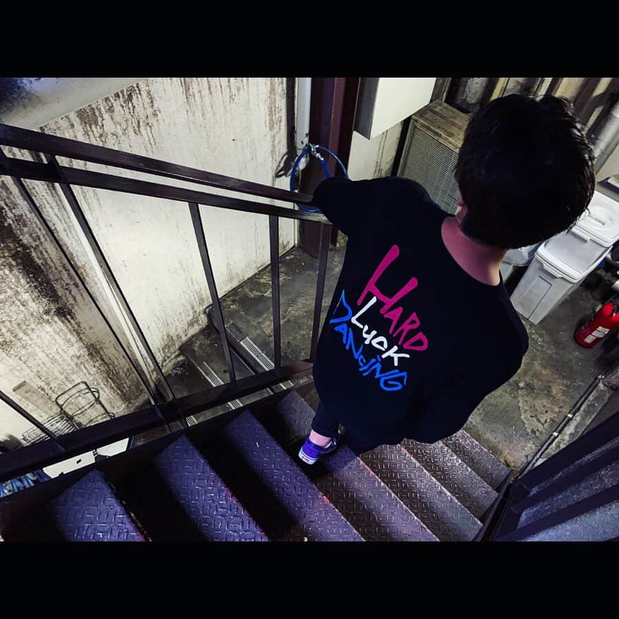 のインスタグラム：「撮影でお邪魔した沖縄にて @fullsco_okinawa さんに行きました。 "不運"と"踊"っちまった長袖を買って、東京戻ってすぐ着た。笑  @cherry_pick_club のお洋服もっと欲しい...!!! #fullsco #okinawa  #cherrypick #cherrypickclub  #portrait #ootd  Photo by Minoru.」