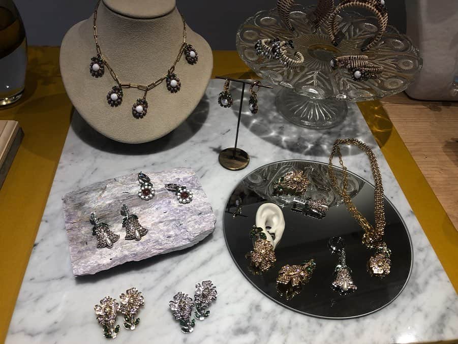 白石みきさんのインスタグラム写真 - (白石みきInstagram)「愛（ @aiko_morimountain ）と 一緒にADERの展示会へ。  今回は可愛いお花のモチーフやヴィンテージガラス、ラタンシリーズなどなど。 ・ 早く春にならないかなぁ❤️と思えるコレクション。 ADERに出会えて良かった。 えりさん ありがとうございました💕 ・ ・ ・ #aderbijoux #ADER#accessory  #jewelry」10月16日 21時16分 - miki_shiraishi1115
