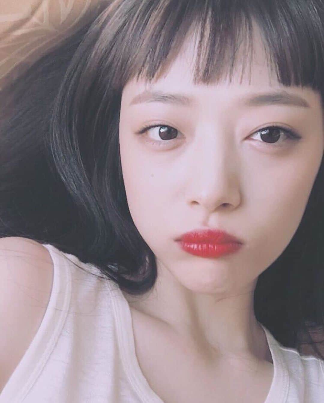のインスタグラム：「＊ もう何日か経ってしまったけど、、、 衝撃で、信じられない。 透明感すぎる可愛いお顔だけじゃなくて、 人を惹きつける素敵な笑顔が大好きだった😢 ソルリの처피뱅を見て一目惚れして真似した時もあったなあ笑 何だったのか、どうしてなのか、まだはっきりしてないけど、 ずっと苦しかったんだろうな。 ソルリが生きたかった明日を私は精一杯生きます。 ジョンヒョンと会えたかな。 ご冥福をお祈りします。 #20191014 #최진리 #sulli #fx #sm」