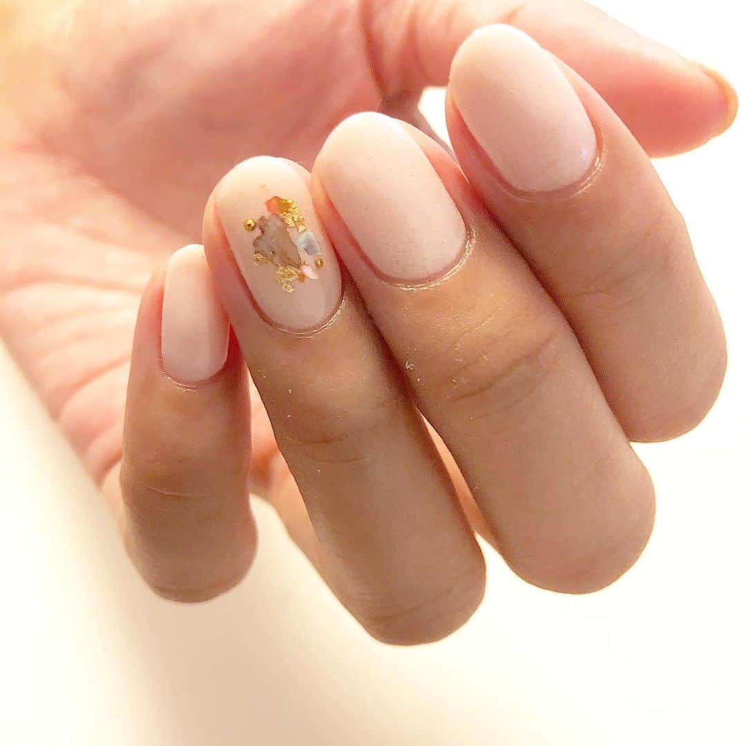 Kana Kobayashiさんのインスタグラム写真 - (Kana KobayashiInstagram)「毎回変なポーズ絶対にする。。 （でも指長くて綺麗✧） #いつもありがとう #ネイル #nails #shell #働くママ #Anela #美爪」10月16日 21時19分 - anela_kana
