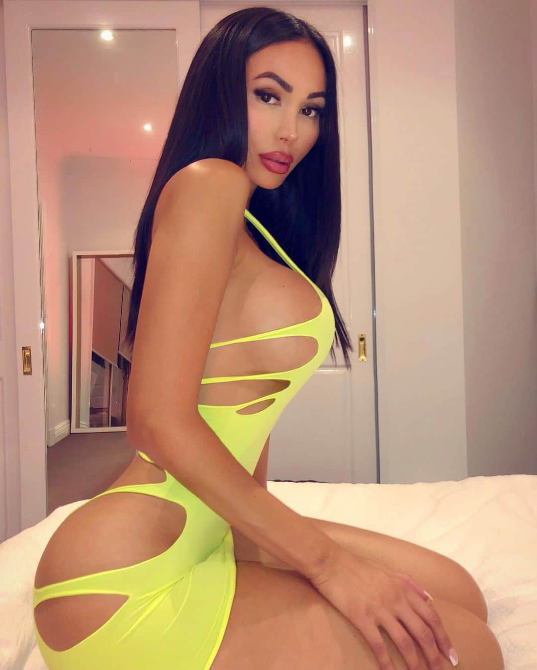 ANNELESE MILTONのインスタグラム：「💚💛 @fashionnova #ad」