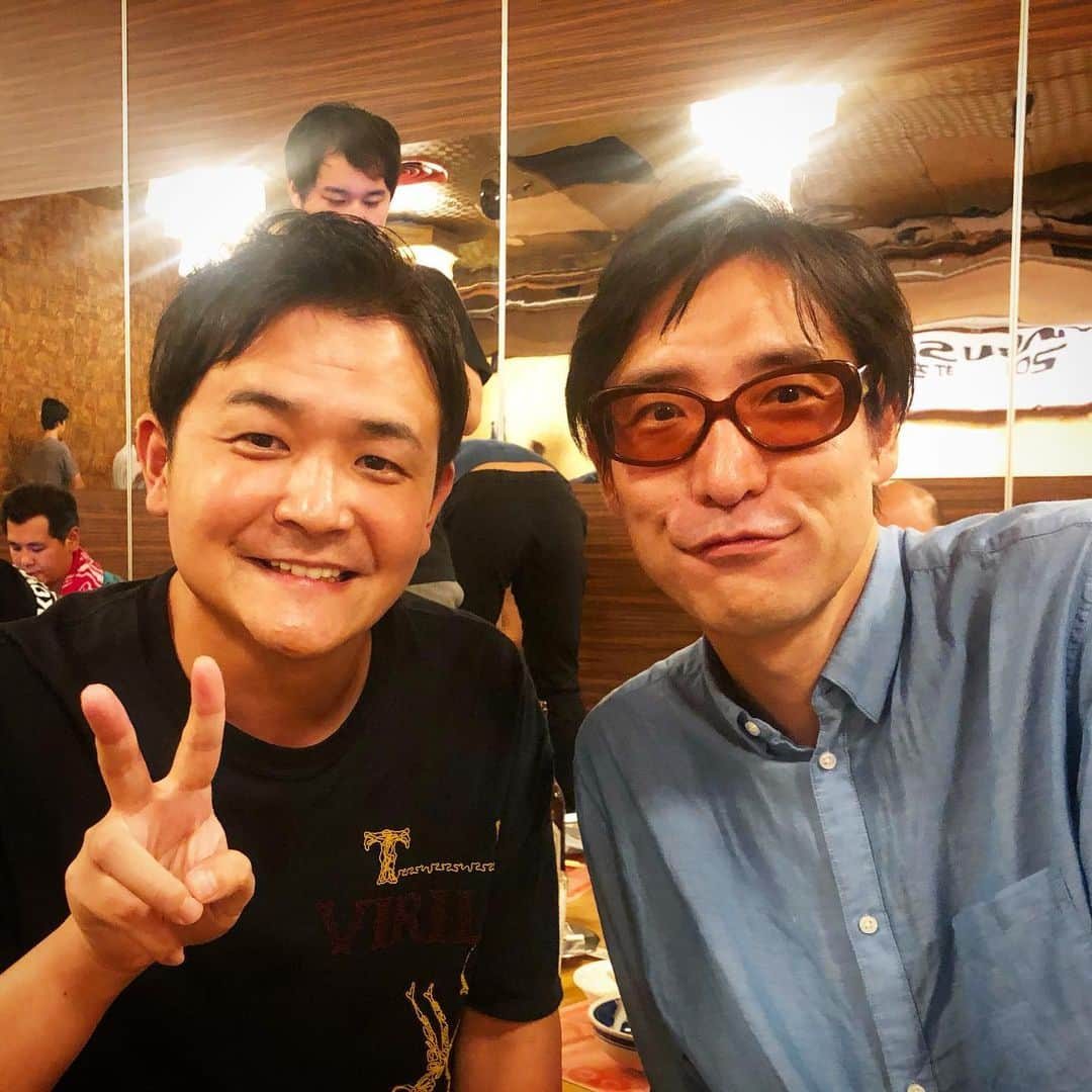 小宮山雄飛さんのインスタグラム写真 - (小宮山雄飛Instagram)「今さらですが、写真見てたら出てきた、コヤブソニックの打ち上げでの千鳥のノブさんとの2ショット。　#コヤソニ2019 #千鳥 #ホフディラン」10月16日 21時26分 - yuhikomiyama