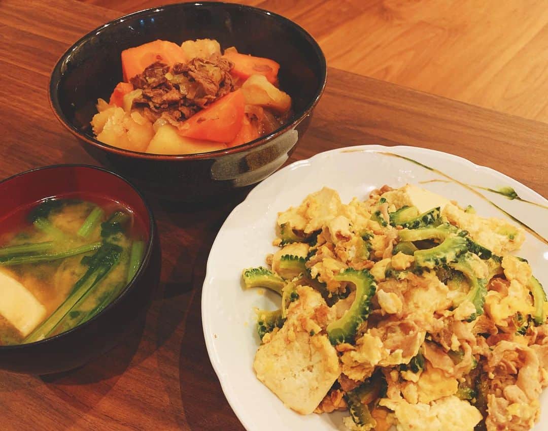 わちみなみのインスタグラム：「あとお刺身など🐬﻿ ﻿ ゴーヤーチャンプルーが食べたくなり(^_^)﻿ ﻿ かちかちどうふ？というお豆腐が﻿ 島豆腐に勝る硬さで美味しかった🥺﻿ ﻿ 沖縄のお仕事多かったのとこどものころから﻿ ゴーヤーチャンプルー好き😊😊😊﻿ ﻿ ご飯作るなら3人ぐらいで暮らしたい😆﻿ ﻿ #自炊 ﻿ #わちごはん﻿ あげるまでもないと思ってたけどあげてみよ笑🎃」