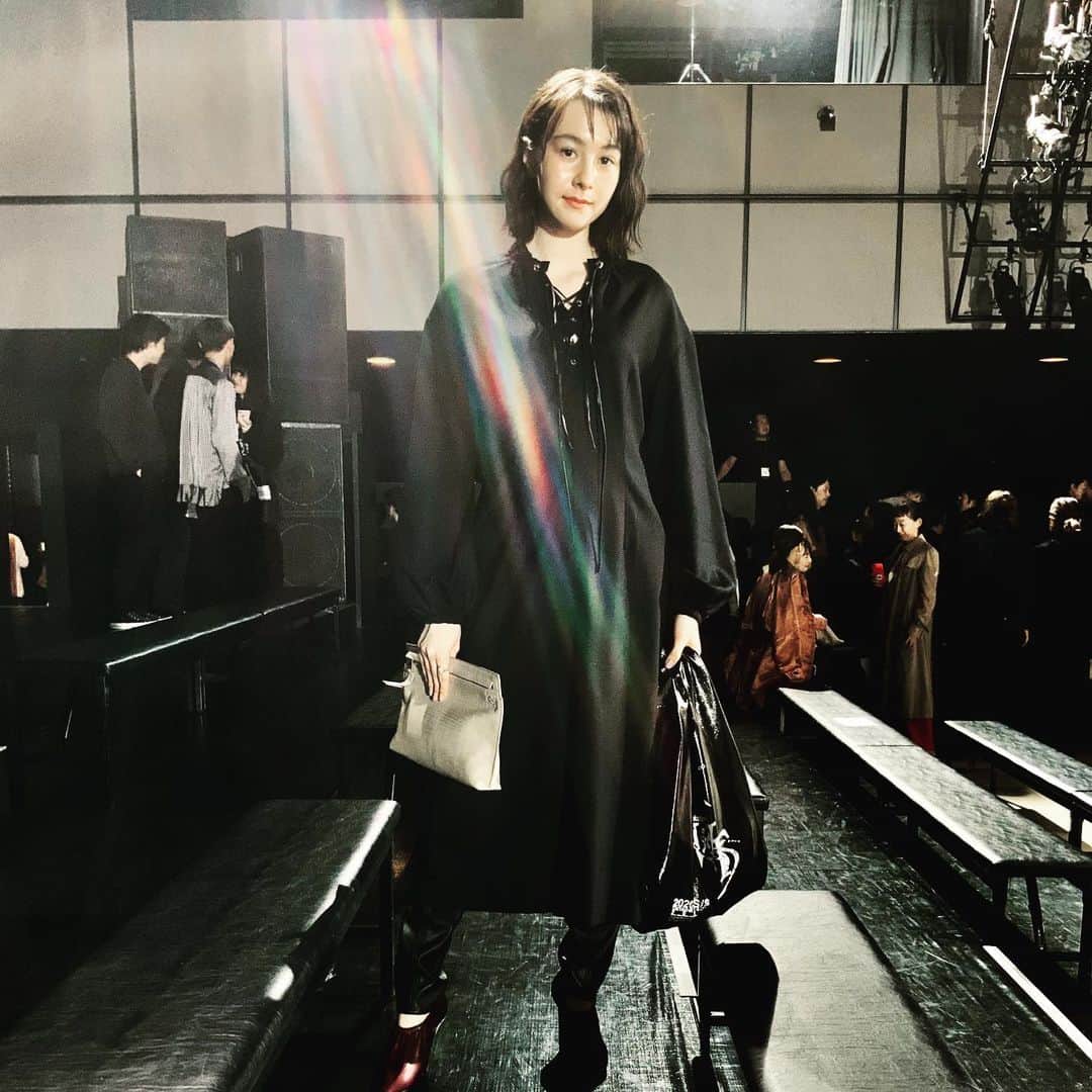 装苑さんのインスタグラム写真 - (装苑Instagram)「現在開催中の、Rakuten Fashion Week Tokyo 2020 S/Sのキービジュアルのモデルを務める安藤ニコちゃんを、先程ショーが終わったばかりの#CINOH の会場でぱちり💕 クールに着こなした#CINOH のブラックワンピースがとってもお似合いです。 🖤  発売中の最新号、11月号「偏愛論。」では、ニコちゃんはエレファントカシマシ愛を、TSUGUMIちゃんのあいみょん愛、田中真琴ちゃんのスピッツ愛とともに語ってくれています。🎶 愛にあふれた鼎談も、ぜひチェックしてね。 @cinoh_official  @rakutenfwt #rakutenfwt2020ss」10月16日 21時26分 - soenonline