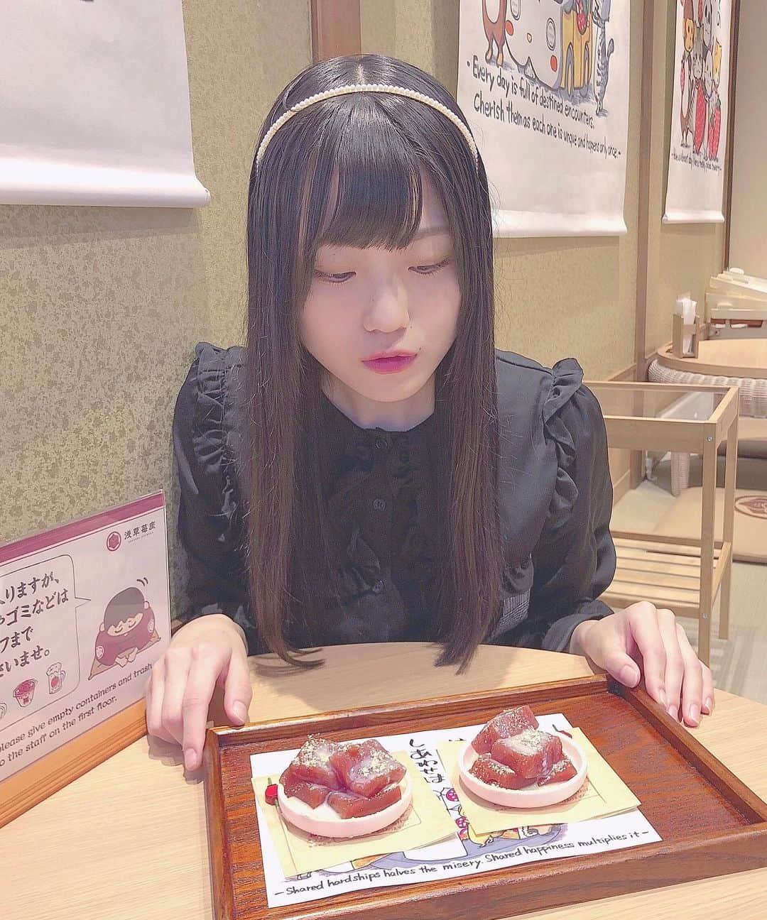 のインスタグラム：「🕊 いちごわらび餅ちゃん🍓🍓もう既に恋しいくらい美味しかった (>_<)！！早く食べたくて口あいてます . . . #浅草苺座 #浅草 #asakusa #カフェ巡り #樋口なづな」