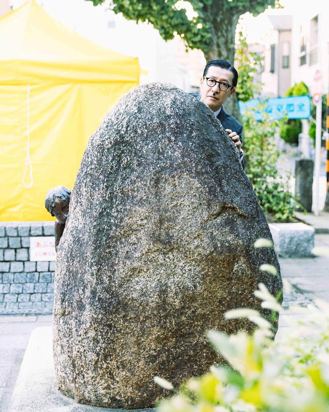 のインスタグラム：「岩陰の小動物 #岩井ジョニ男 #iwaijonio #jonioIwai #ジョニスタグラム #jonistagram #イワイガワ  #浅井企画 #asaikikaku #幻の哀愁おじさん  #令和  #令和元年 #岩 #rock #岩陰 #小動物  #サラリーマン #whitecollarwork #ninetofiver #東京 #tokyo #北千住 #kitasenju  #岩井眼鏡店 @iwaimeganeten  #ヴィンテージスーツ @vintage_gentry  #instagram  #instagood  #model #cool #cooljapan」