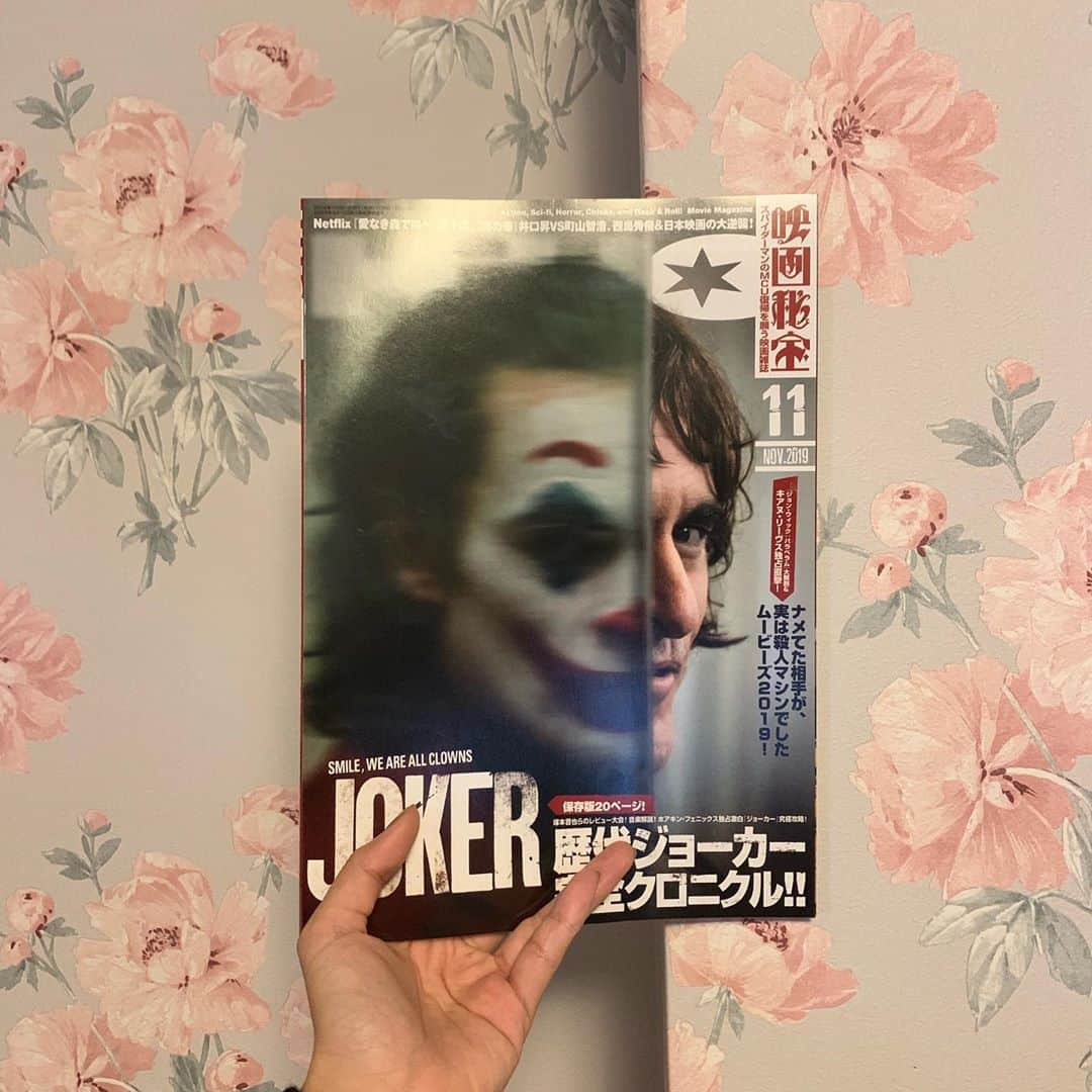 鹿の間さんのインスタグラム写真 - (鹿の間Instagram)「誰もがjokerになる可能性だってあるし、知らぬ間にjokerを作り上げることもあるかもしれないね☁︎ --------------------------------- #鹿シネマ #公開初日 #ジョーカー #ホアキンフェニックス  #ロバートデニーロ #トッドフィリップス #ドルビーシネマ #映画秘宝 #映画鑑賞」10月16日 21時39分 - rhodon41