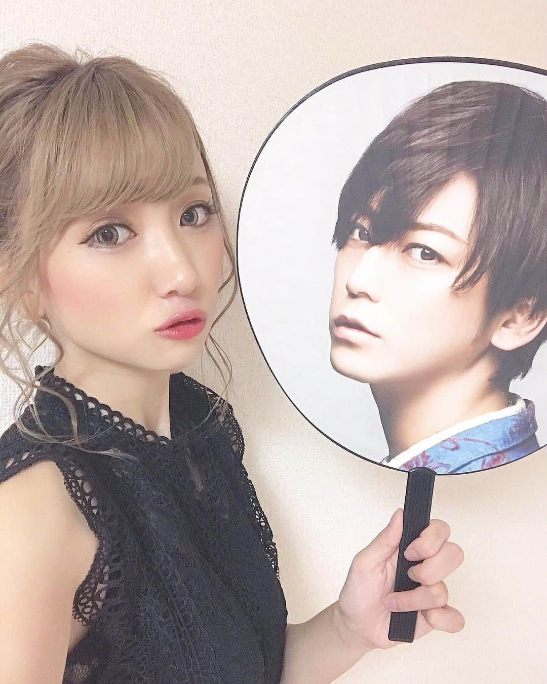 小倉里茉さんのインスタグラム写真 - (小倉里茉Instagram)「♡♡♡ . 今年のツアーのうちわ激盛れすぎん？！！？？！ いっぱい買った☺️♥️大好きこの角度♥️♥️♥️ 亀梨くんの角度真似して撮ってみた😂うざ顔😂 . . #kattun #live #ignite #kattunlivetour2019ignite #hyphen #kazuyakamenashi #kamenashikazuya #kamestagram #osaka #大阪 #大阪城ホール #ヘアメ #ヘアセット #セットサロン #梅田 #亀梨和也 #亀梨和也のファンで幸せ #ハイフン #隠しきれないヲタク #隠せないヲタク #量産型ヲタク #非量産型ヲタク #お洒落なジャニヲタさんと繋がりたい #ハイフンさんと繋がりたい #ジャニヲタ #過去pic #いいね返し #いいねした人で気になった人フォロー #わーーーージャニオタさんと繋がるお時間がまいりましたいっぱい繋がりましょ .」10月16日 21時40分 - __ripanyan___