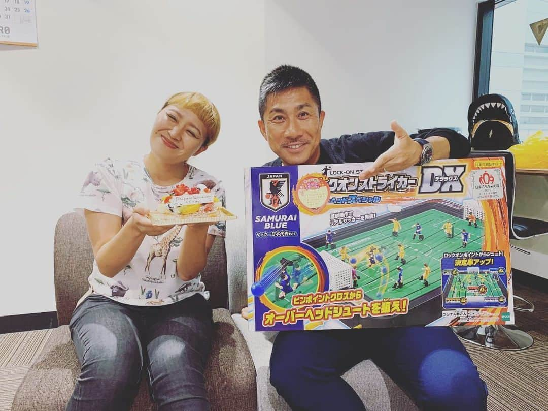 丸山桂里奈さんのインスタグラム写真 - (丸山桂里奈Instagram)「ゾノさんのお誕生日だったがまだですが、10月なのをお知らせします。 まだ先らしいですが、、、調べたところ29日みたいなんですが私はうっかりはじめの方と思い、すぎてしまってましたがとにかくお誕生日の月に丸園の収録があり、最高に幸せをおすそ分けしていただきましたよ😍👋なかなかゾノさんはたくさんのものをとにかく持ち合わせてますから、なにがいいかと悩み、やはりサッカー界のレジェンド、マイアミの奇跡を経験された日本の中にもほぼいない方なので、ゲームの日本代表の相手がブラジルの色を選び、とにかくゾノさんそのものという感じになりました⚽️ゾノさんももはや子供のように喜んでいただいたので、とてもプレゼントしてこんなに嬉しいことはありません。 そして、おかめにゾノさんといき豚うどんを食べて、舌をも暴れたうまみで一日happy❤️をいただきました。ゾノさんありがとうございました😊そしてゾノさんのマネージャーさんにご馳走していただきました。ありがとうございます。丸園音楽堂、とにかく楽しく毎回新鮮な気持ちでやらせていただいてます。こんな幸せなことはありません。みなさま、ありがとうございます😍🤭😊引き続きよろしくお願いします🥺👋‼︎ #丸園音楽堂 #jfnpark #ゾノさん #スーパーレジェンド #華麗なドリブル #頭から離れません #いつも優しさの塊をありがとうございます #お誕生日 #はやめの #結構はやめです #ただ10月のお誕生日なので #正解ではあります #サッカーゲーム #とにかくサッカーの絆は熱い #体の半分はサッカー #サッカーボール？ #サッカーは素晴らしい #サッカーやっていてよかった #ゾノさんお誕生日おめでとうございます #ステキな一年に #早くバーベキューしましょう #いい意味で #インスタバエ」10月16日 21時34分 - karinamaruyama