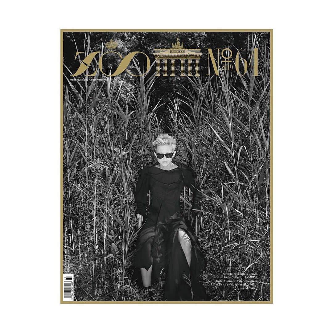 ZOO Magazineさんのインスタグラム写真 - (ZOO MagazineInstagram)「On the cover of our Fall issue #64 Mads Mullins photographed by Albert Watson ♚  Photography: @albertwatsonphotography  Makeup: @kennalandny  Stylist: @joanneblades Hair: @kennalandny Casting: @thenewcastofficial  ___ #MadsMullins #Model #Photography #AlbertWatson  #YohjiYamamoto #PierreHardy #RayBan」10月16日 21時36分 - zoomagazine