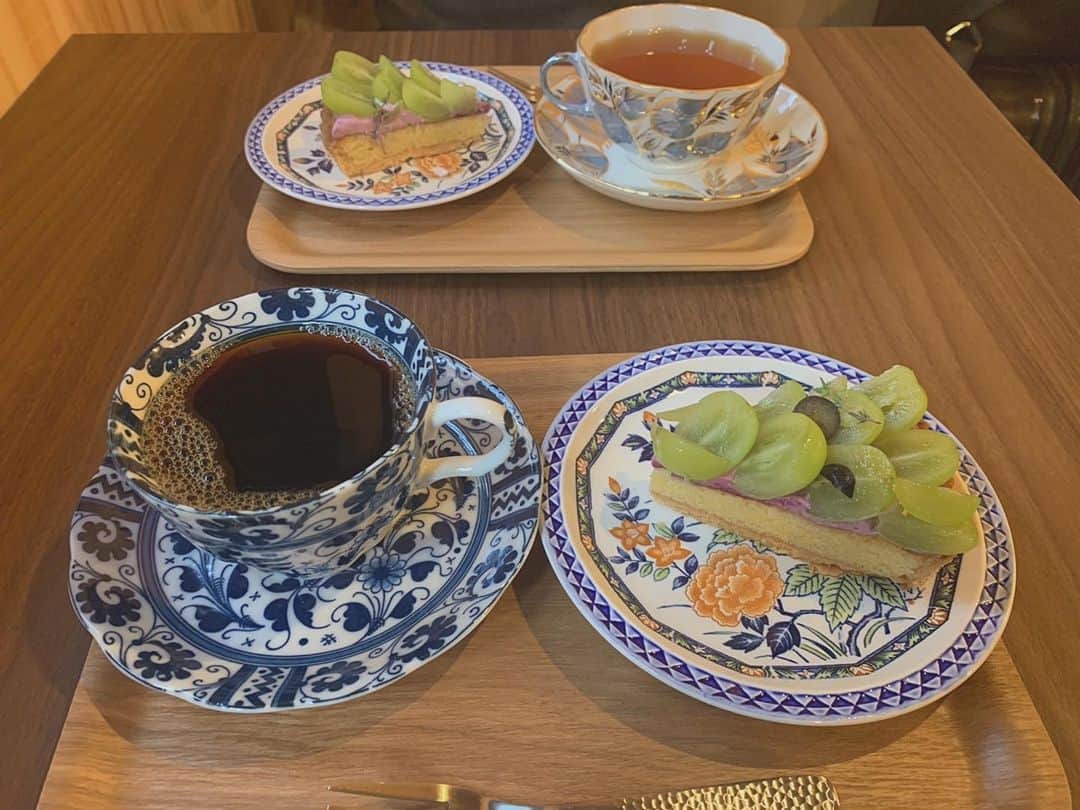 竹村美緒さんのインスタグラム写真 - (竹村美緒Instagram)「. . 久々のカフェ日記。 . . 撮影の休憩で入った喫茶。 壁一面には本がズラリ。 . . ケーキセットで シャインマスカットとカシス←(うる覚え)のタルトとホットコーヒーをいただきました🍰☕️ . シャインマスカットがめちゃくちゃみずみずしい。 甘くてしっとりのタルト生地とほんのり酸味のきいたカシスのムースのコラボが最高。 . ホットコーヒーも、注文してから豆を挽いてくれて、香り豊かで美味しかった〜 . . 今回は頼まなかったけど、 メニューはロシア料理が中心でした。 食器も鮮やかなブルーが美しかったのでロシア食器かな？ . . . . . . . . . . #cafe#coffee #喫茶店#タルト#ケーキ#シャインマスカット#ロシア食器#ロシア料理#谷町六丁目#谷町六丁目カフェ#ブックカフェ#みおのカフェ日記」10月16日 21時48分 - takemuramio