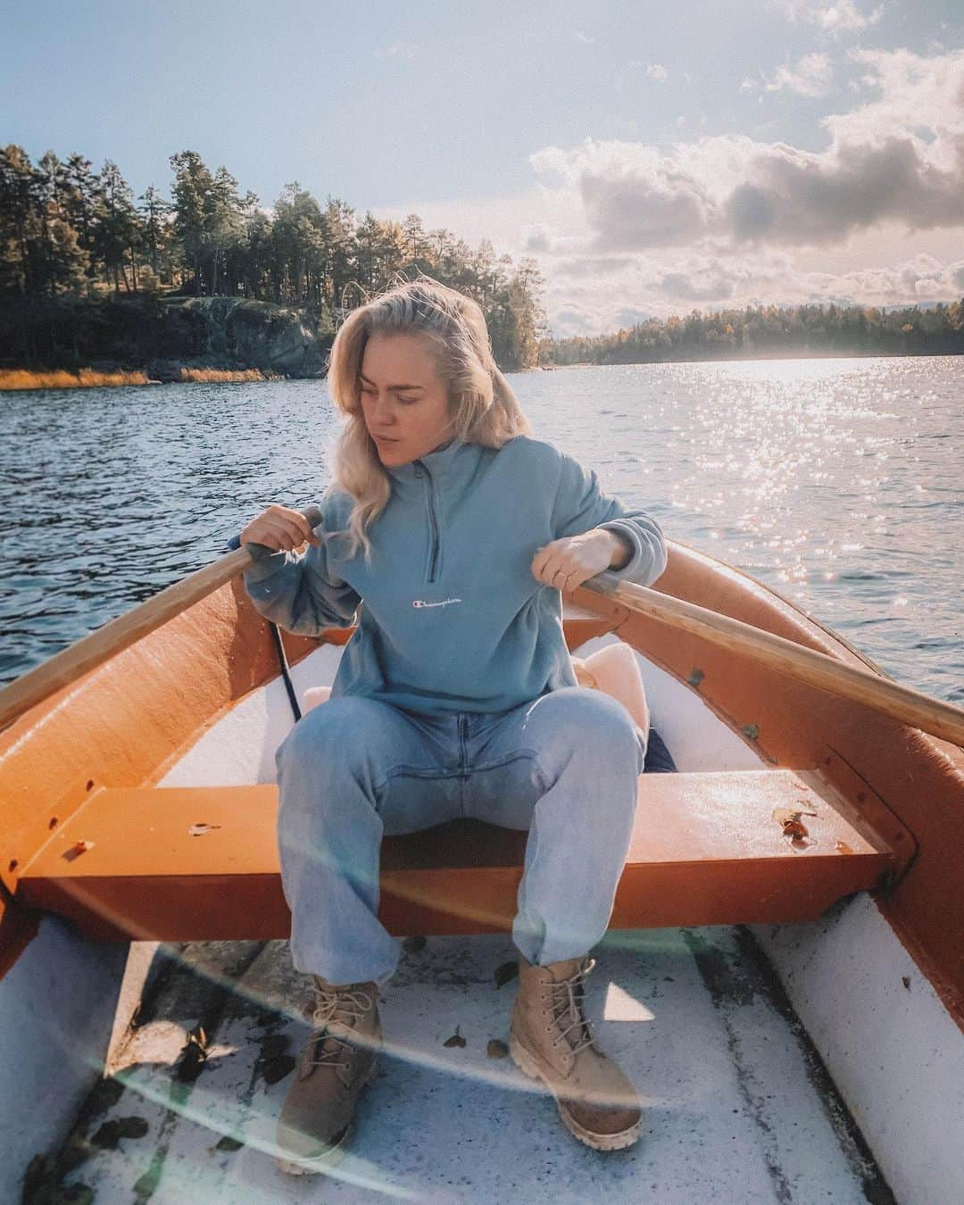 アンジェリカ・ブリックさんのインスタグラム写真 - (アンジェリカ・ブリックInstagram)「Spent the weekend out in forest/archipelago with my hubby just to get away from the city a bit.. we took walks in the forest, grilled veggie burgers, took a dip in the lake and ran into the sauna afterwards, had coffee while watching the sunset, met cute dogs and slept in. Best weekend 💛」10月16日 21時48分 - angelicablick