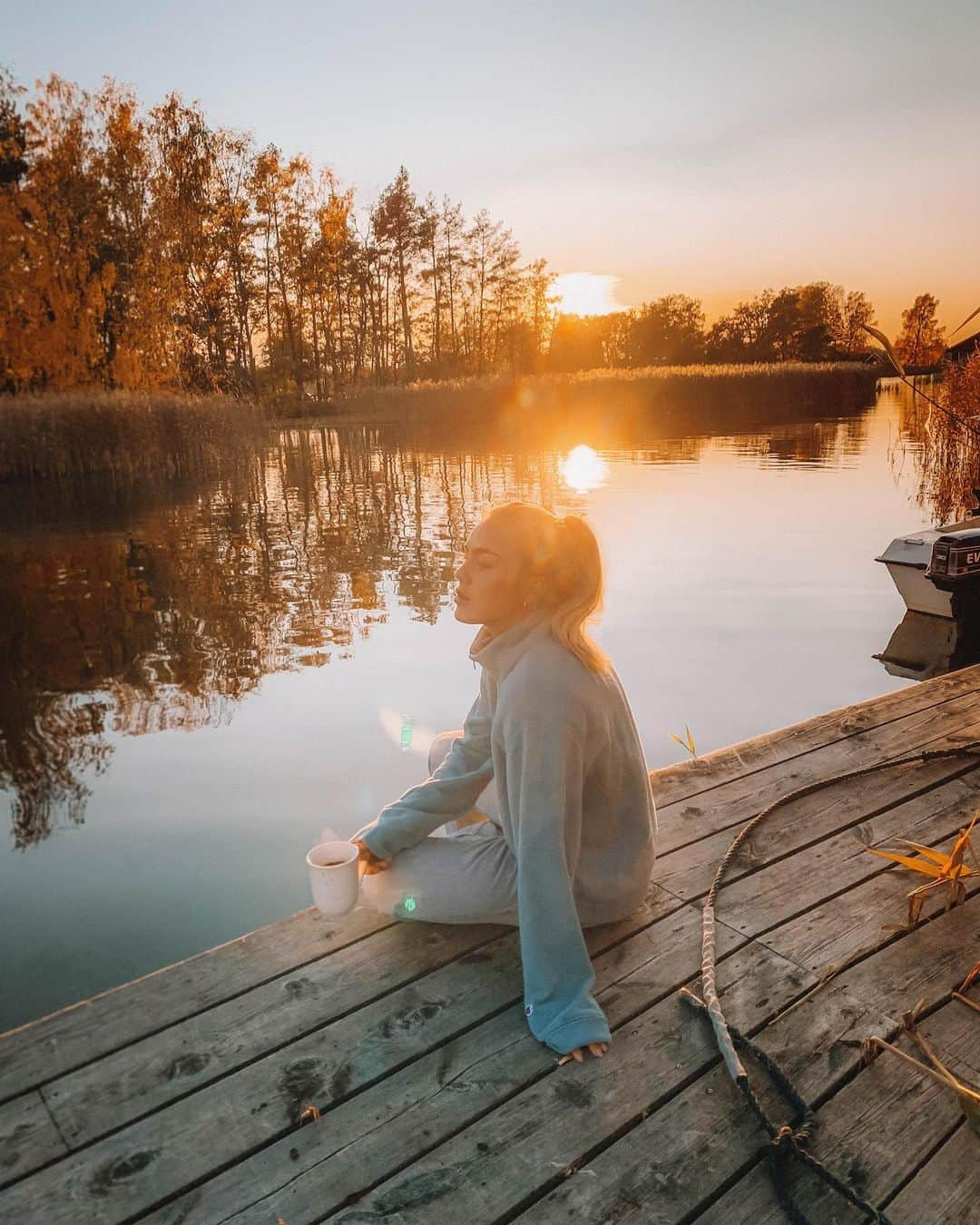 アンジェリカ・ブリックさんのインスタグラム写真 - (アンジェリカ・ブリックInstagram)「Spent the weekend out in forest/archipelago with my hubby just to get away from the city a bit.. we took walks in the forest, grilled veggie burgers, took a dip in the lake and ran into the sauna afterwards, had coffee while watching the sunset, met cute dogs and slept in. Best weekend 💛」10月16日 21時48分 - angelicablick