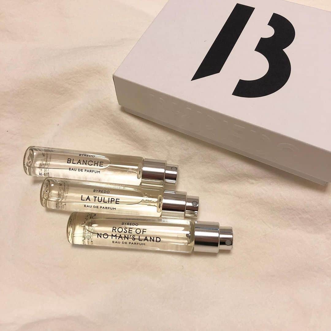 菅野梓のインスタグラム：「. New  perfume🔮💎 今まで大容量のまま持ち歩いてたけど化粧ポーチに入るし、匂いも気分で変えれてうれしい💠💠 . @officialbyredo  #perfume #byredo #🎁」