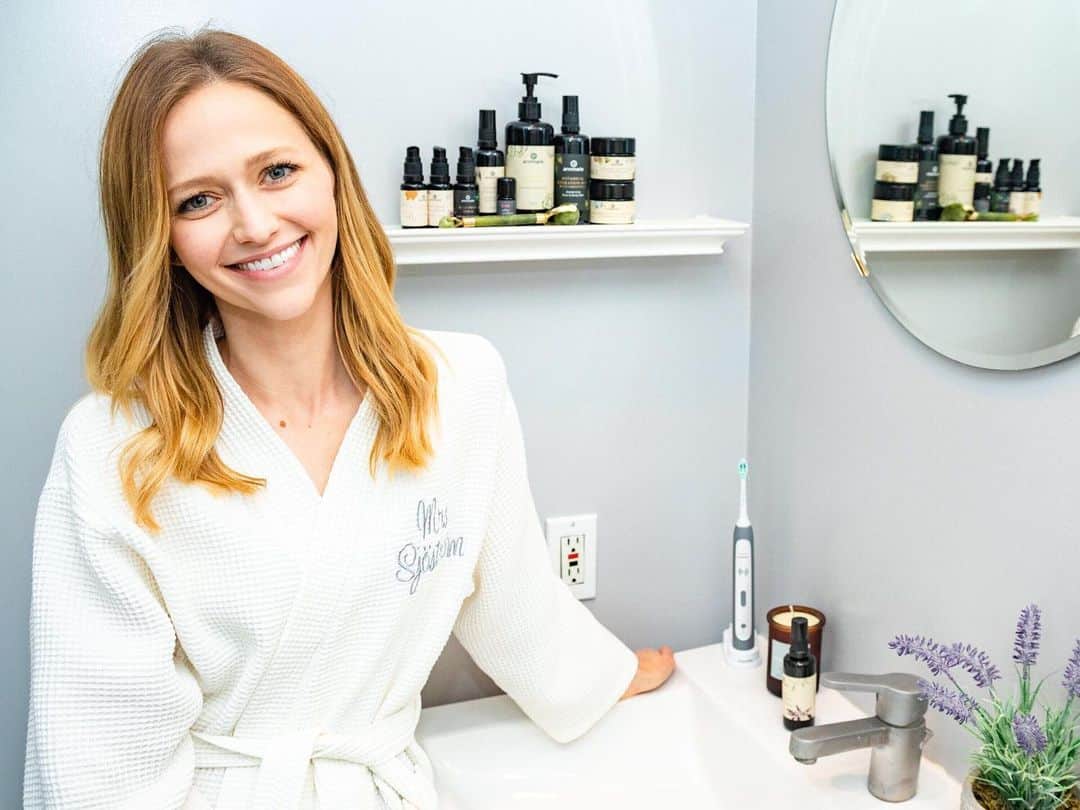 ジョアンナ・ブラッディのインスタグラム：「@theselect7 #wednesdaywellness Happy to spread the word about my favorite natural skin care! @annmarieskincare 📷 by @kaelanbarowsky Hair color @jesse_anatole」