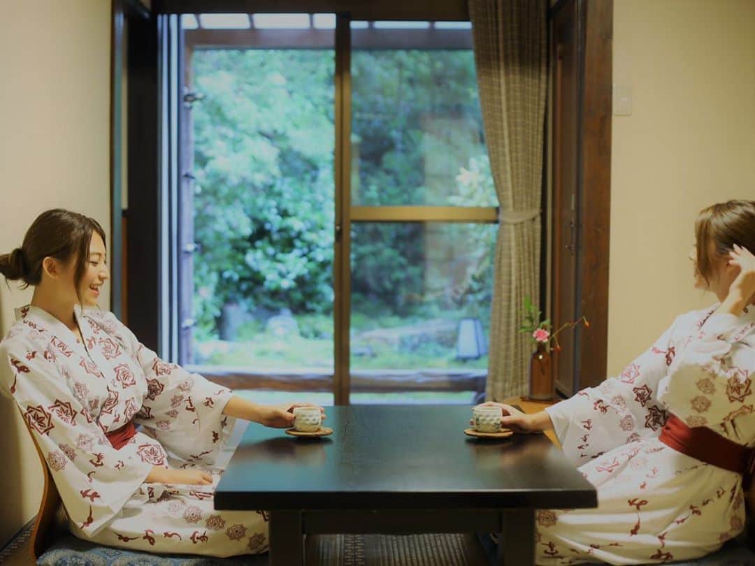市原彩花さんのインスタグラム写真 - (市原彩花Instagram)「京都もみぢ家🍁 . 京都の高雄にある旅館、#もみぢ家別館 で撮影してきたよ🍁 @kyoto_momijiya  川床で景色を見ながらお食事したり、露天風呂付きのお部屋でゆっくりしたり、ここだけ時間の流れが違うみたい☺️ 初夏には蛍も見れたり、これからの季節は紅葉の中で過ごせちゃう☺️ #ベルトラ で送迎付きの川床湯豆腐ランチのみのプランも出てるよ🥰 @veltra_official  #京都#kyoto#高雄#京都旅行#京都ランチ#旅館#京都旅館#露天風呂付き客室#浴衣#yukata#もみぢ家#京都もみぢ家#もみぢ家川床#もみぢ家吊り橋#momijiyaryokan#momijiya#モデル#model」10月16日 21時49分 - ayaka_ichihara