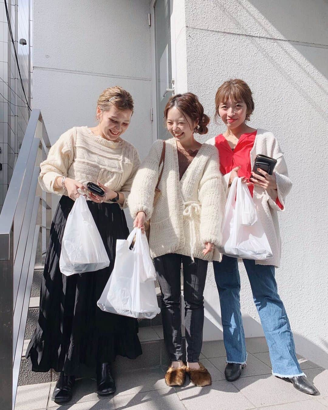 miho uesugiさんのインスタグラム写真 - (miho uesugiInstagram)「お弁当を買いに行った帰り道🐾  ㅤㅤㅤㅤㅤㅤㅤㅤㅤㅤㅤㅤㅤ トップス白つながり。 私が着ている #Kastane のニットカーディガンは… ウール100% そして手編み。 一生着よう🥺  ㅤㅤㅤㅤㅤㅤㅤㅤㅤㅤㅤㅤㅤ スキニーパンツは #REDCARD 靴は #PIPPICHIC です。  ㅤㅤㅤㅤㅤㅤㅤㅤㅤㅤㅤㅤㅤ」10月16日 21時50分 - uepoooning