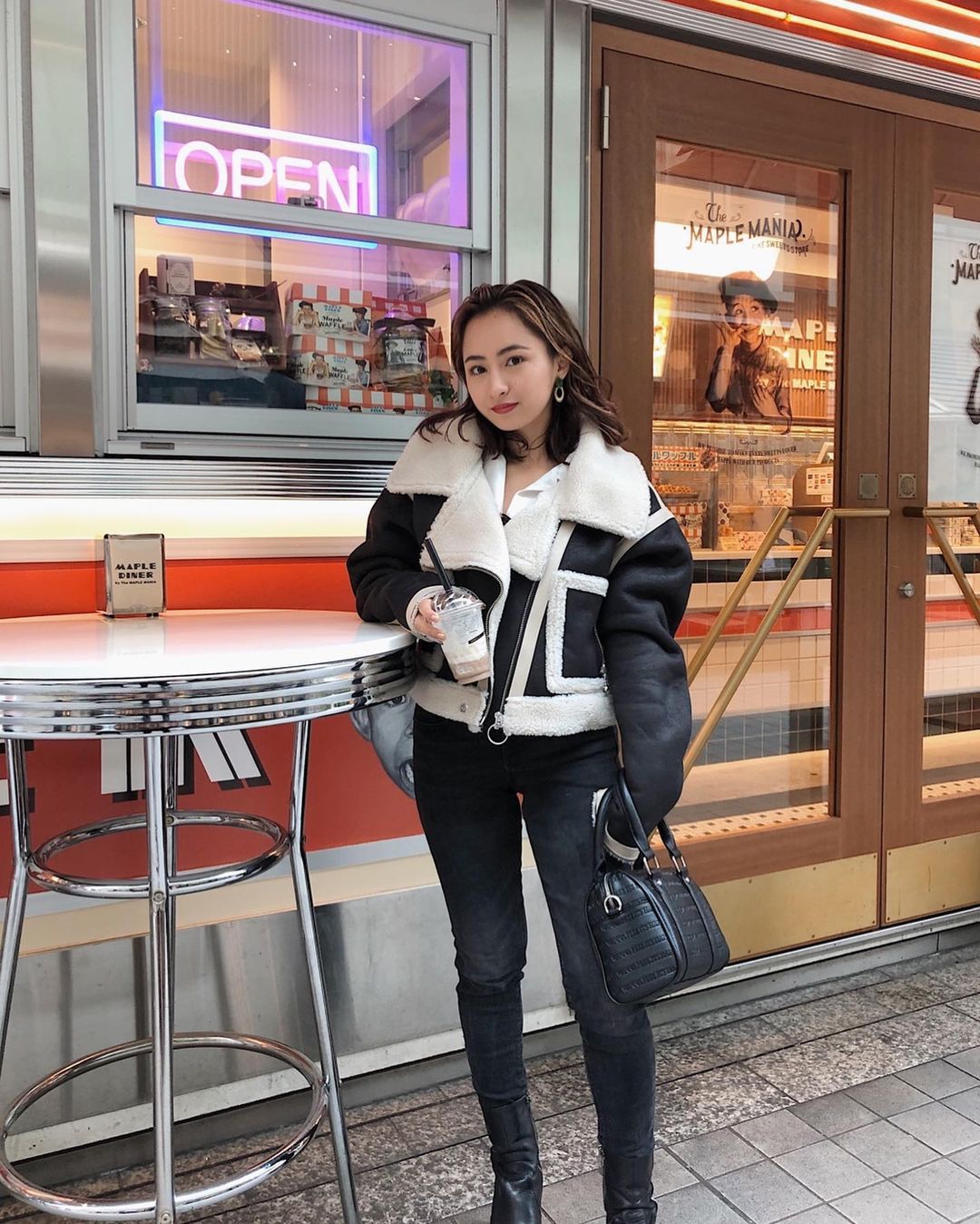 Julia Castroさんのインスタグラム写真 - (Julia CastroInstagram)「寒すぎて完全冬服🖤 . #autumn #fall #winter #aw #fashion #ootd #outfit #outfitofthday #fallfashion #black #blackstyle #jacket #girls #simple #style #秋服 #ファッション #服 #ジャケット #ブラックコーデ #秋 #ちびコーデ #写真 #秋ファッション #朝が寒くてなかなか布団から出られないジュリアです #julifashion」10月16日 21時50分 - julia.c.0209